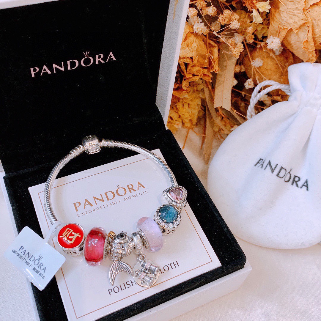 批165 七夕情人节礼物 不爆不上🔥潘多拉手链手镯Pandora 抖音网红 带货必选🐟 直播带货 高品质镶嵌工艺  佩戴码数手腕尺寸➕2cm ~3cm爆款官网同款 🎁2022新款🔥搭配潘多拉🌷🍃独家实拍。工厂直销一手货源！ 🔥足克足量，进口水钻全手工镶嵌💎限量出售 欢迎下单👏👏。尺寸16~21cm  每一颗配件都有其含义，证明出潘多拉手链是具有丰富的首饰内涵和艺术故事❕❕ 钻位清晰镶工是极好的丹麦高端材质和顶级银为原料。❗尺寸：16 17 18 19 20 21公分