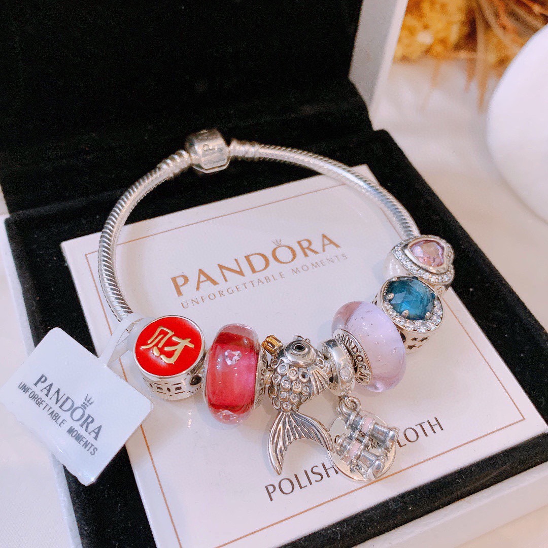 批165 七夕情人节礼物 不爆不上🔥潘多拉手链手镯Pandora 抖音网红 带货必选🐟 直播带货 高品质镶嵌工艺  佩戴码数手腕尺寸➕2cm ~3cm爆款官网同款 🎁2022新款🔥搭配潘多拉🌷🍃独家实拍。工厂直销一手货源！ 🔥足克足量，进口水钻全手工镶嵌💎限量出售 欢迎下单👏👏。尺寸16~21cm  每一颗配件都有其含义，证明出潘多拉手链是具有丰富的首饰内涵和艺术故事❕❕ 钻位清晰镶工是极好的丹麦高端材质和顶级银为原料。❗尺寸：16 17 18 19 20 21公分