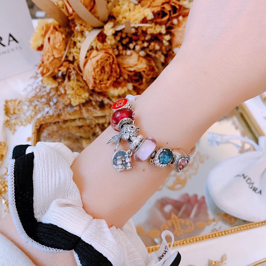 批165 七夕情人节礼物 不爆不上🔥潘多拉手链手镯Pandora 抖音网红 带货必选🐟 直播带货 高品质镶嵌工艺  佩戴码数手腕尺寸➕2cm ~3cm爆款官网同款 🎁2022新款🔥搭配潘多拉🌷🍃独家实拍。工厂直销一手货源！ 🔥足克足量，进口水钻全手工镶嵌💎限量出售 欢迎下单👏👏。尺寸16~21cm  每一颗配件都有其含义，证明出潘多拉手链是具有丰富的首饰内涵和艺术故事❕❕ 钻位清晰镶工是极好的丹麦高端材质和顶级银为原料。❗尺寸：16 17 18 19 20 21公分