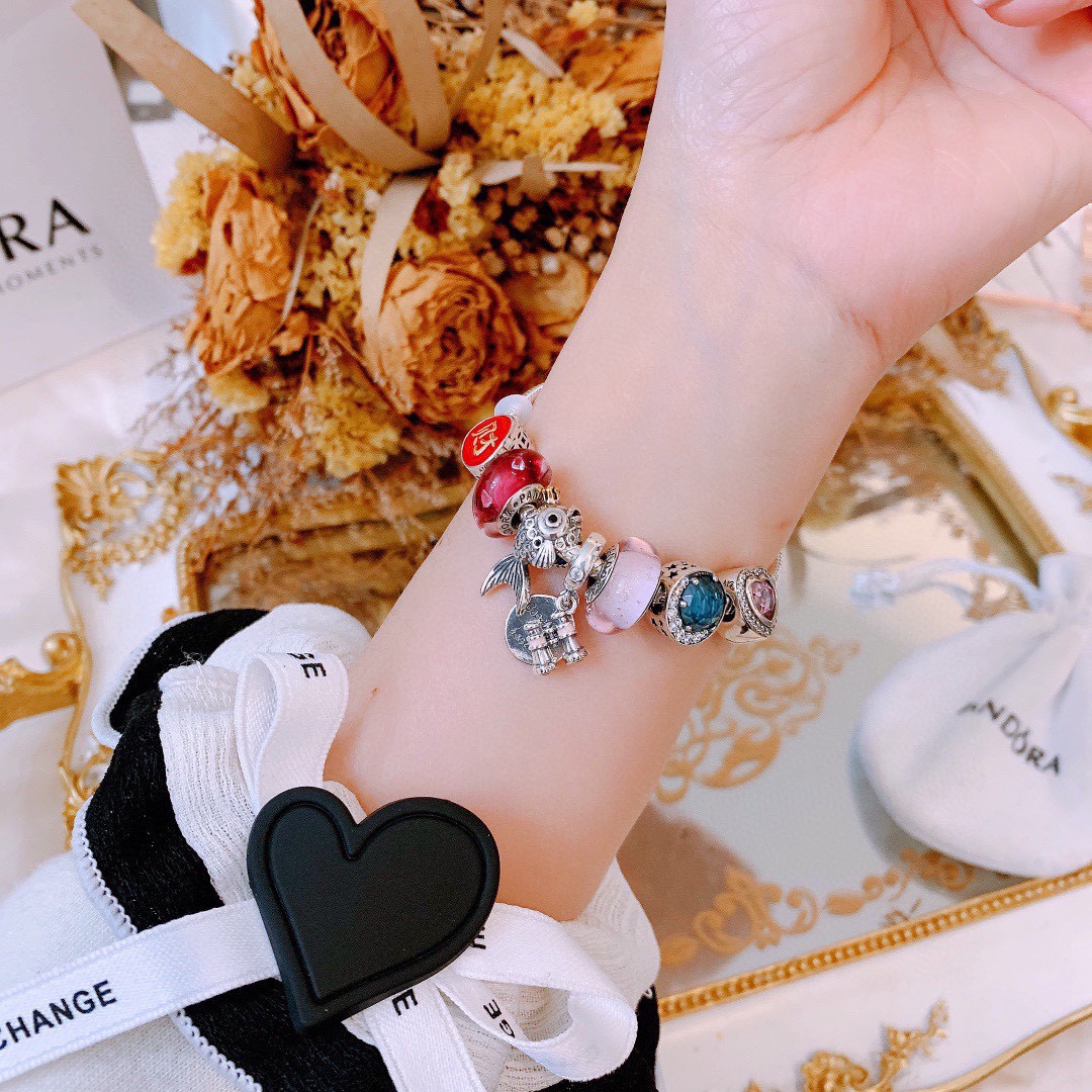 批165 七夕情人节礼物 不爆不上🔥潘多拉手链手镯Pandora 抖音网红 带货必选🐟 直播带货 高品质镶嵌工艺  佩戴码数手腕尺寸➕2cm ~3cm爆款官网同款 🎁2022新款🔥搭配潘多拉🌷🍃独家实拍。工厂直销一手货源！ 🔥足克足量，进口水钻全手工镶嵌💎限量出售 欢迎下单👏👏。尺寸16~21cm  每一颗配件都有其含义，证明出潘多拉手链是具有丰富的首饰内涵和艺术故事❕❕ 钻位清晰镶工是极好的丹麦高端材质和顶级银为原料。❗尺寸：16 17 18 19 20 21公分
