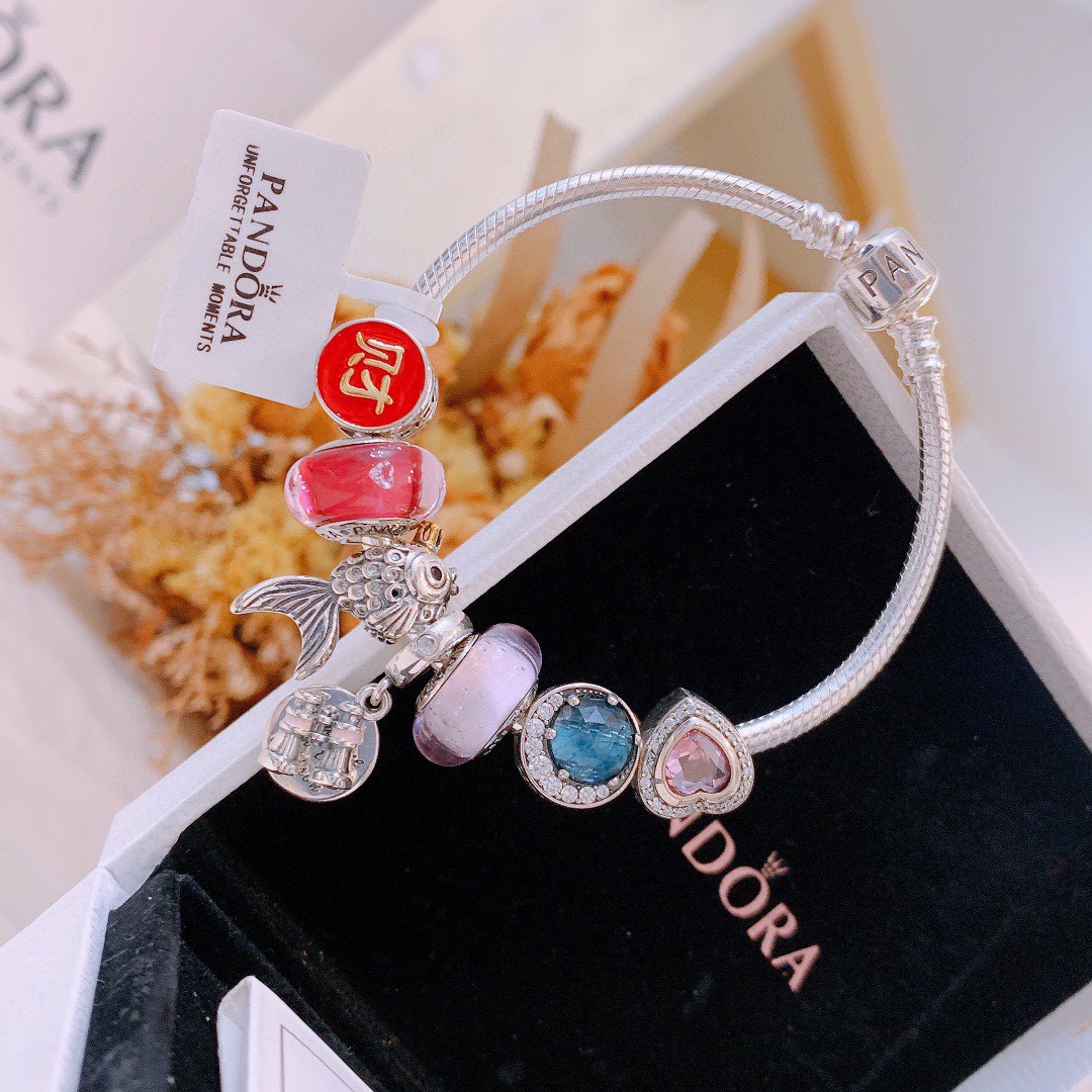 批165 七夕情人节礼物 不爆不上🔥潘多拉手链手镯Pandora 抖音网红 带货必选🐟 直播带货 高品质镶嵌工艺  佩戴码数手腕尺寸➕2cm ~3cm爆款官网同款 🎁2022新款🔥搭配潘多拉🌷🍃独家实拍。工厂直销一手货源！ 🔥足克足量，进口水钻全手工镶嵌💎限量出售 欢迎下单👏👏。尺寸16~21cm  每一颗配件都有其含义，证明出潘多拉手链是具有丰富的首饰内涵和艺术故事❕❕ 钻位清晰镶工是极好的丹麦高端材质和顶级银为原料。❗尺寸：16 17 18 19 20 21公分