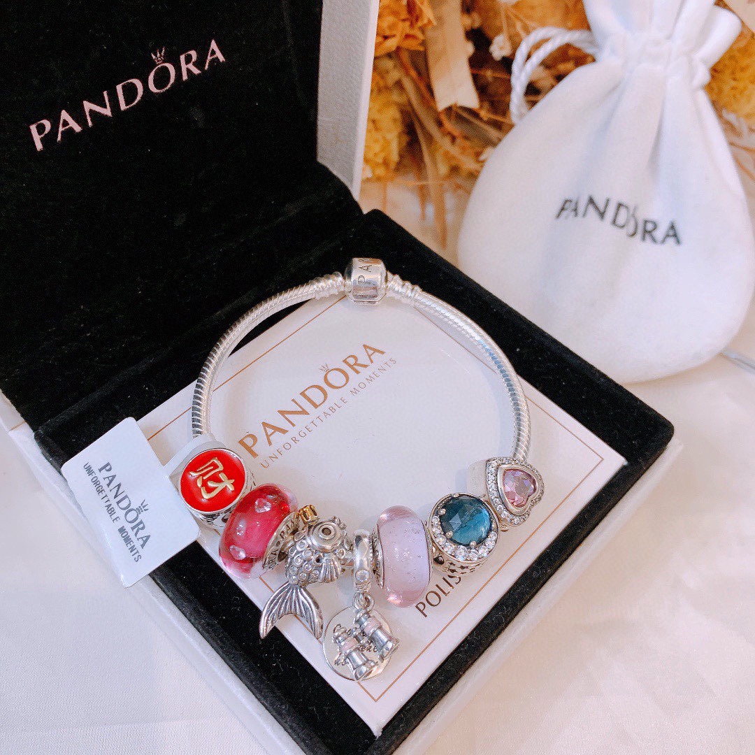 批165 七夕情人节礼物 不爆不上🔥潘多拉手链手镯Pandora 抖音网红 带货必选🐟 直播带货 高品质镶嵌工艺  佩戴码数手腕尺寸➕2cm ~3cm爆款官网同款 🎁2022新款🔥搭配潘多拉🌷🍃独家实拍。工厂直销一手货源！ 🔥足克足量，进口水钻全手工镶嵌💎限量出售 欢迎下单👏👏。尺寸16~21cm  每一颗配件都有其含义，证明出潘多拉手链是具有丰富的首饰内涵和艺术故事❕❕ 钻位清晰镶工是极好的丹麦高端材质和顶级银为原料。❗尺寸：16 17 18 19 20 21公分