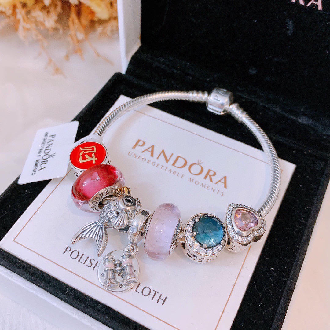 批165 七夕情人节礼物 不爆不上🔥潘多拉手链手镯Pandora 抖音网红 带货必选🐟 直播带货 高品质镶嵌工艺  佩戴码数手腕尺寸➕2cm ~3cm爆款官网同款 🎁2022新款🔥搭配潘多拉🌷🍃独家实拍。工厂直销一手货源！ 🔥足克足量，进口水钻全手工镶嵌💎限量出售 欢迎下单👏👏。尺寸16~21cm  每一颗配件都有其含义，证明出潘多拉手链是具有丰富的首饰内涵和艺术故事❕❕ 钻位清晰镶工是极好的丹麦高端材质和顶级银为原料。❗尺寸：16 17 18 19 20 21公分