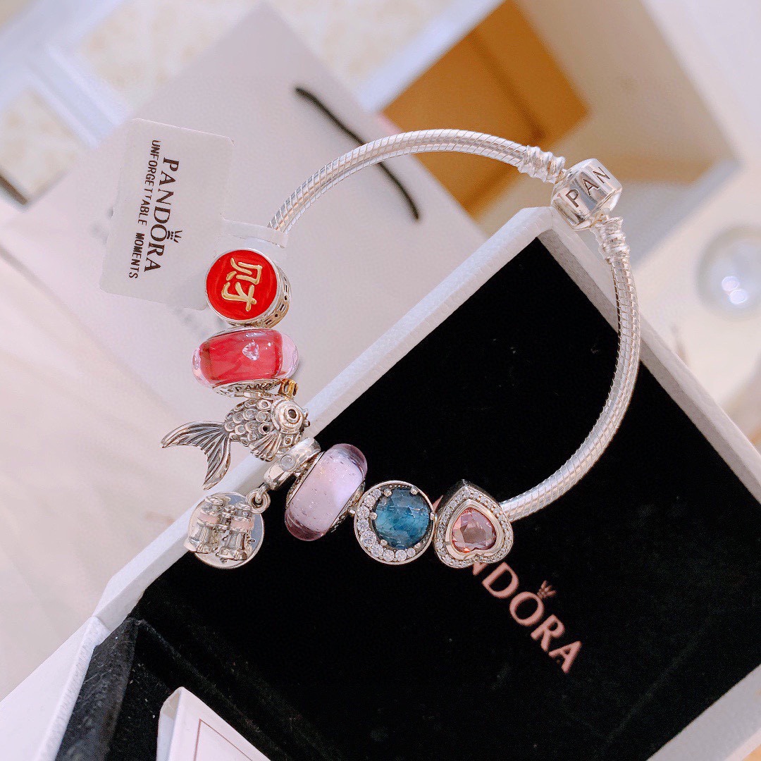 批165 七夕情人节礼物 不爆不上🔥潘多拉手链手镯Pandora 抖音网红 带货必选🐟 直播带货 高品质镶嵌工艺  佩戴码数手腕尺寸➕2cm ~3cm爆款官网同款 🎁2022新款🔥搭配潘多拉🌷🍃独家实拍。工厂直销一手货源！ 🔥足克足量，进口水钻全手工镶嵌💎限量出售 欢迎下单👏👏。尺寸16~21cm  每一颗配件都有其含义，证明出潘多拉手链是具有丰富的首饰内涵和艺术故事❕❕ 钻位清晰镶工是极好的丹麦高端材质和顶级银为原料。❗尺寸：16 17 18 19 20 21公分