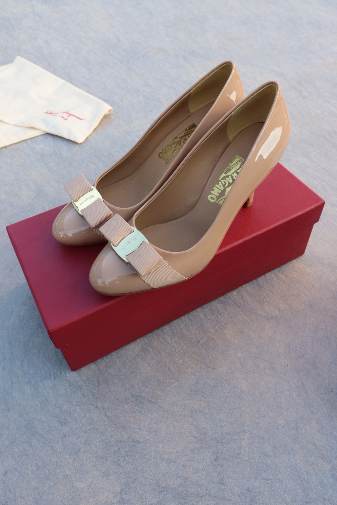 NO:235126,Salvatore Ferragamo SF classic style, pedicure style, super beautiful heel height 7cm upper imported cow patent leather inner sheepskin footbed sheepskin size 35-39 standard size [can be customized size 34, 40, 41] Rubber sole genuine leather sole.00, high heels single shoes, louis vuitton, ferragamo, ferragamo, high heels, sheepskin19860909Salvatore Ferragamo 菲拉格慕SF经典款, 修脚版型,上脚超美 跟高7cm 鞋面进口牛漆皮 内里羊皮 垫脚羊皮 码数35-39标准码【可定做34,40,41码】 橡胶底  真皮底.00,高跟鞋单鞋,louis vuitton,ferragamo,ferragamo,high heels,sheepskin,Women's Shoes