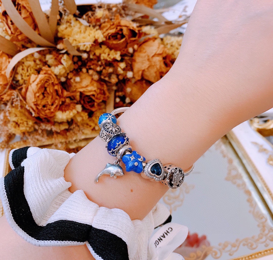 批165 七夕情人节礼物 不爆不上🔥潘多拉手链手镯Pandora 抖音网红 带货必选🐟 直播带货 高品质镶嵌工艺  佩戴码数手腕尺寸➕2cm ~3cm爆款官网同款 🎁2022新款🔥搭配潘多拉🌷🍃独家实拍。工厂直销一手货源！ 🔥足克足量，进口水钻全手工镶嵌💎限量出售 欢迎下单👏👏。尺寸16~21cm  每一颗配件都有其含义，证明出潘多拉手链是具有丰富的首饰内涵和艺术故事❕❕ 钻位清晰镶工是极好的丹麦高端材质和顶级银为原料。❗尺寸：16 17 18 19 20 21公分