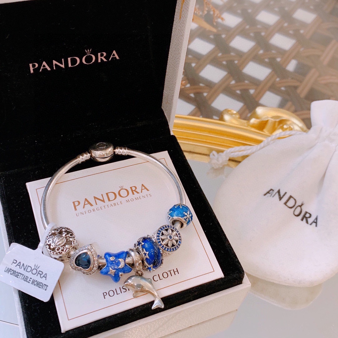 批165 七夕情人节礼物 不爆不上🔥潘多拉手链手镯Pandora 抖音网红 带货必选🐟 直播带货 高品质镶嵌工艺  佩戴码数手腕尺寸➕2cm ~3cm爆款官网同款 🎁2022新款🔥搭配潘多拉🌷🍃独家实拍。工厂直销一手货源！ 🔥足克足量，进口水钻全手工镶嵌💎限量出售 欢迎下单👏👏。尺寸16~21cm  每一颗配件都有其含义，证明出潘多拉手链是具有丰富的首饰内涵和艺术故事❕❕ 钻位清晰镶工是极好的丹麦高端材质和顶级银为原料。❗尺寸：16 17 18 19 20 21公分