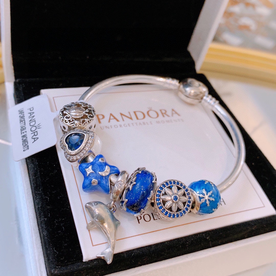 批165 七夕情人节礼物 不爆不上🔥潘多拉手链手镯Pandora 抖音网红 带货必选🐟 直播带货 高品质镶嵌工艺  佩戴码数手腕尺寸➕2cm ~3cm爆款官网同款 🎁2022新款🔥搭配潘多拉🌷🍃独家实拍。工厂直销一手货源！ 🔥足克足量，进口水钻全手工镶嵌💎限量出售 欢迎下单👏👏。尺寸16~21cm  每一颗配件都有其含义，证明出潘多拉手链是具有丰富的首饰内涵和艺术故事❕❕ 钻位清晰镶工是极好的丹麦高端材质和顶级银为原料。❗尺寸：16 17 18 19 20 21公分