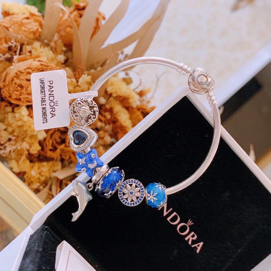 批165 七夕情人节礼物 不爆不上🔥潘多拉手链手镯Pandora 抖音网红 带货必选🐟 直播带货 高品质镶嵌工艺  佩戴码数手腕尺寸➕2cm ~3cm爆款官网同款 🎁2022新款🔥搭配潘多拉🌷🍃独家实拍。工厂直销一手货源！ 🔥足克足量，进口水钻全手工镶嵌💎限量出售 欢迎下单👏👏。尺寸16~21cm  每一颗配件都有其含义，证明出潘多拉手链是具有丰富的首饰内涵和艺术故事❕❕ 钻位清晰镶工是极好的丹麦高端材质和顶级银为原料。❗尺寸：16 17 18 19 20 21公分