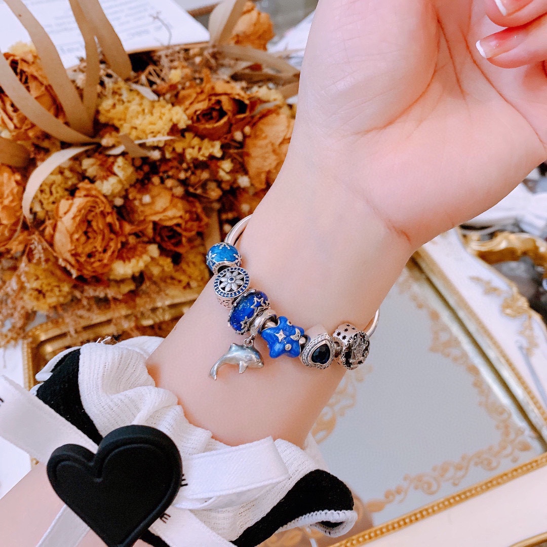 批165 七夕情人节礼物 不爆不上🔥潘多拉手链手镯Pandora 抖音网红 带货必选🐟 直播带货 高品质镶嵌工艺  佩戴码数手腕尺寸➕2cm ~3cm爆款官网同款 🎁2022新款🔥搭配潘多拉🌷🍃独家实拍。工厂直销一手货源！ 🔥足克足量，进口水钻全手工镶嵌💎限量出售 欢迎下单👏👏。尺寸16~21cm  每一颗配件都有其含义，证明出潘多拉手链是具有丰富的首饰内涵和艺术故事❕❕ 钻位清晰镶工是极好的丹麦高端材质和顶级银为原料。❗尺寸：16 17 18 19 20 21公分