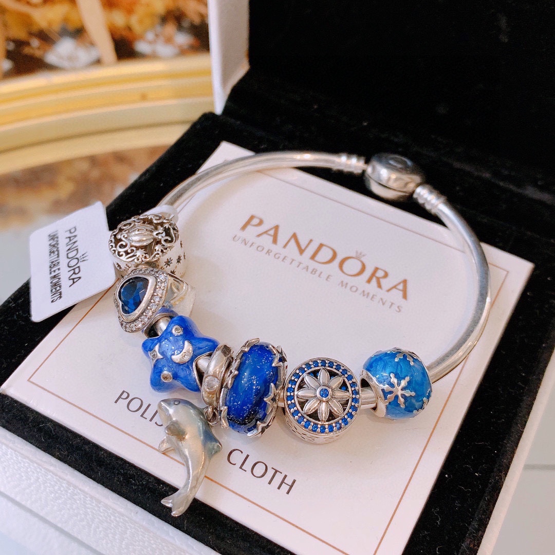 批165 七夕情人节礼物 不爆不上🔥潘多拉手链手镯Pandora 抖音网红 带货必选🐟 直播带货 高品质镶嵌工艺  佩戴码数手腕尺寸➕2cm ~3cm爆款官网同款 🎁2022新款🔥搭配潘多拉🌷🍃独家实拍。工厂直销一手货源！ 🔥足克足量，进口水钻全手工镶嵌💎限量出售 欢迎下单👏👏。尺寸16~21cm  每一颗配件都有其含义，证明出潘多拉手链是具有丰富的首饰内涵和艺术故事❕❕ 钻位清晰镶工是极好的丹麦高端材质和顶级银为原料。❗尺寸：16 17 18 19 20 21公分