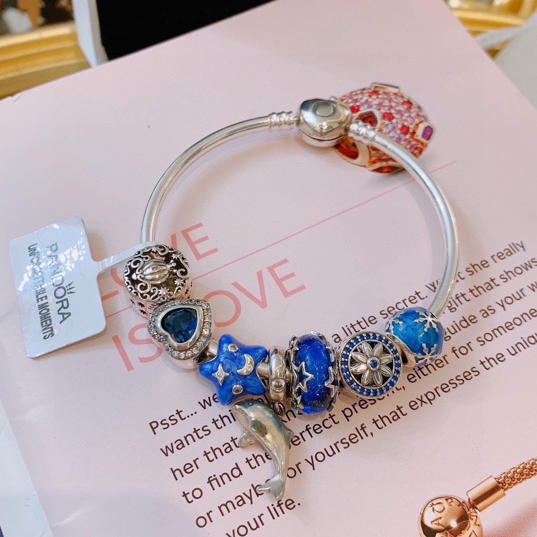 批165 七夕情人节礼物 不爆不上🔥潘多拉手链手镯Pandora 抖音网红 带货必选🐟 直播带货 高品质镶嵌工艺  佩戴码数手腕尺寸➕2cm ~3cm爆款官网同款 🎁2022新款🔥搭配潘多拉🌷🍃独家实拍。工厂直销一手货源！ 🔥足克足量，进口水钻全手工镶嵌💎限量出售 欢迎下单👏👏。尺寸16~21cm  每一颗配件都有其含义，证明出潘多拉手链是具有丰富的首饰内涵和艺术故事❕❕ 钻位清晰镶工是极好的丹麦高端材质和顶级银为原料。❗尺寸：16 17 18 19 20 21公分