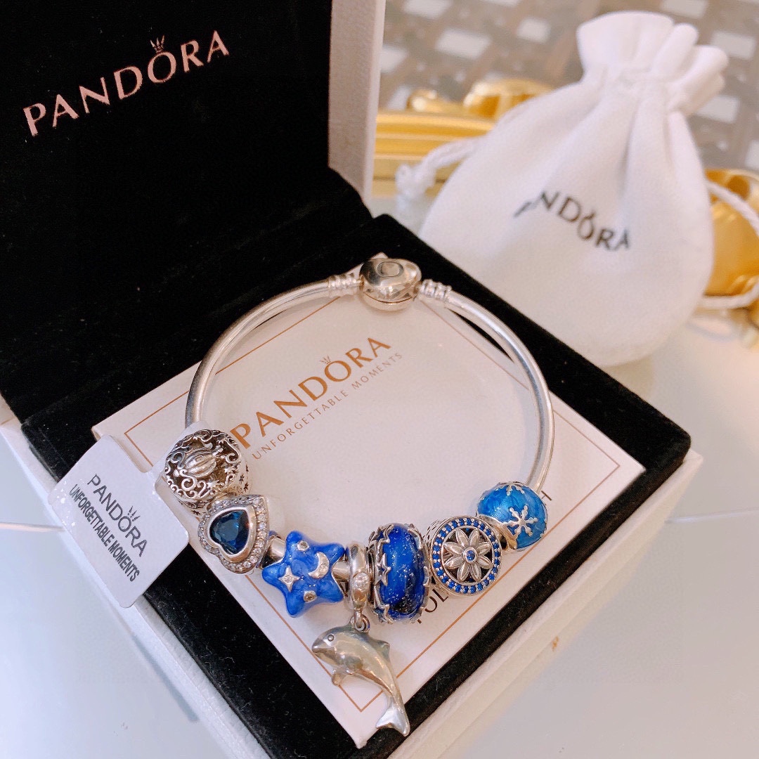 批165 七夕情人节礼物 不爆不上🔥潘多拉手链手镯Pandora 抖音网红 带货必选🐟 直播带货 高品质镶嵌工艺  佩戴码数手腕尺寸➕2cm ~3cm爆款官网同款 🎁2022新款🔥搭配潘多拉🌷🍃独家实拍。工厂直销一手货源！ 🔥足克足量，进口水钻全手工镶嵌💎限量出售 欢迎下单👏👏。尺寸16~21cm  每一颗配件都有其含义，证明出潘多拉手链是具有丰富的首饰内涵和艺术故事❕❕ 钻位清晰镶工是极好的丹麦高端材质和顶级银为原料。❗尺寸：16 17 18 19 20 21公分