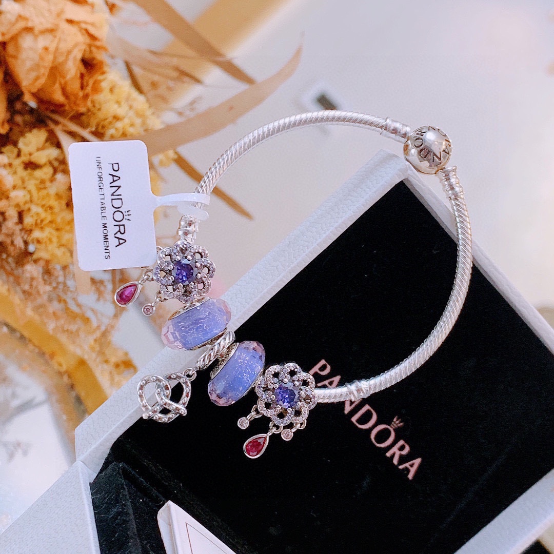批165 七夕情人节礼物 不爆不上🔥潘多拉手链手镯Pandora 抖音网红 带货必选🐟 直播带货 高品质镶嵌工艺  佩戴码数手腕尺寸➕2cm ~3cm爆款官网同款 🎁2022新款🔥搭配潘多拉🌷🍃独家实拍。工厂直销一手货源！ 🔥足克足量，进口水钻全手工镶嵌💎限量出售 欢迎下单👏👏。尺寸16~21cm  每一颗配件都有其含义，证明出潘多拉手链是具有丰富的首饰内涵和艺术故事❕❕ 钻位清晰镶工是极好的丹麦高端材质和顶级银为原料。❗尺寸：16 17 18 19 20 21公分