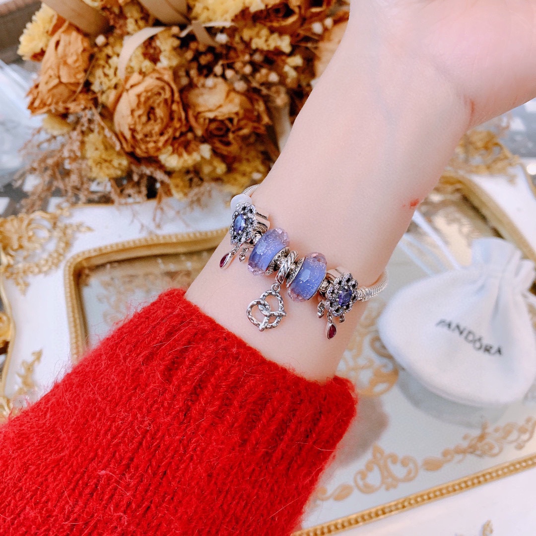 批165 七夕情人节礼物 不爆不上🔥潘多拉手链手镯Pandora 抖音网红 带货必选🐟 直播带货 高品质镶嵌工艺  佩戴码数手腕尺寸➕2cm ~3cm爆款官网同款 🎁2022新款🔥搭配潘多拉🌷🍃独家实拍。工厂直销一手货源！ 🔥足克足量，进口水钻全手工镶嵌💎限量出售 欢迎下单👏👏。尺寸16~21cm  每一颗配件都有其含义，证明出潘多拉手链是具有丰富的首饰内涵和艺术故事❕❕ 钻位清晰镶工是极好的丹麦高端材质和顶级银为原料。❗尺寸：16 17 18 19 20 21公分
