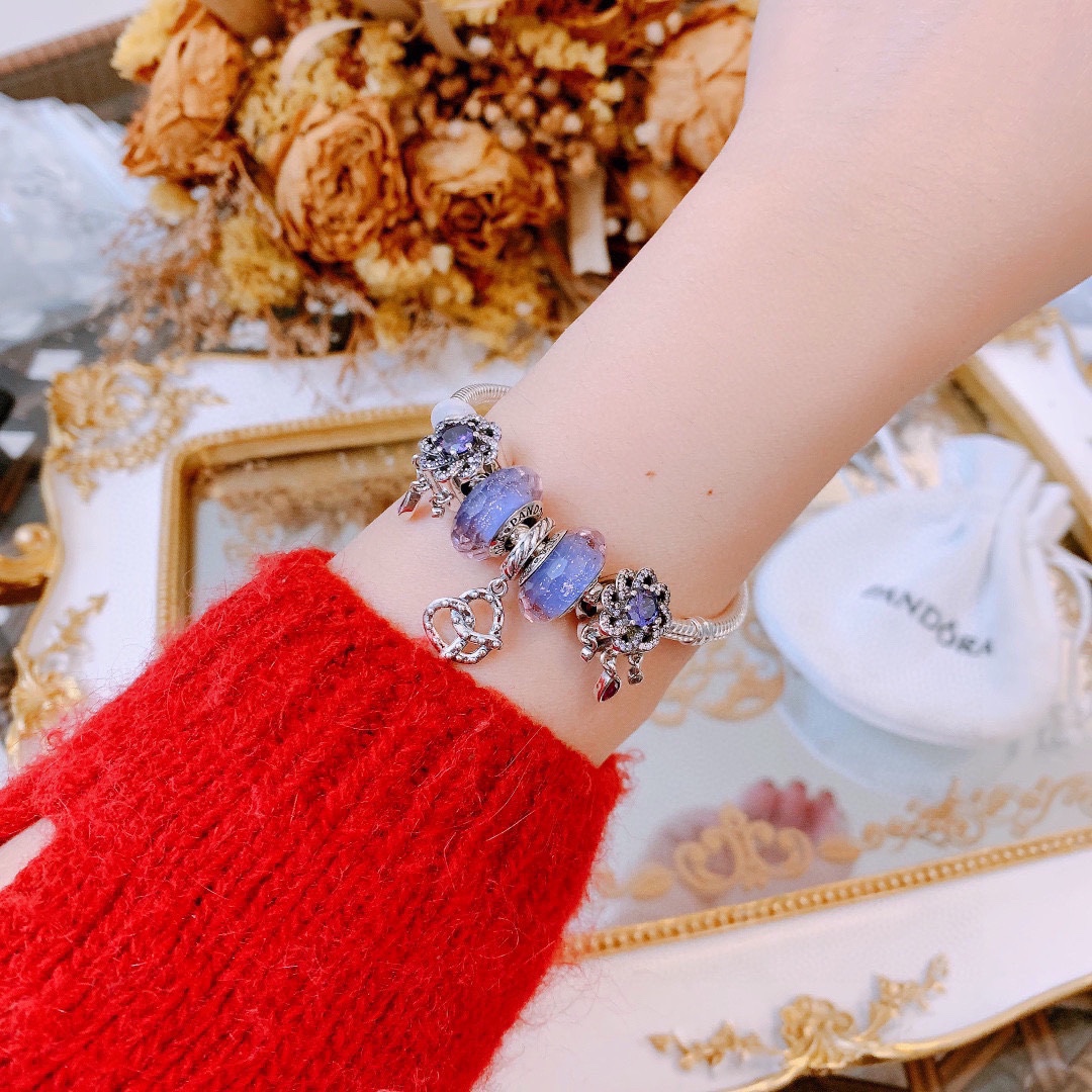 批165 七夕情人节礼物 不爆不上🔥潘多拉手链手镯Pandora 抖音网红 带货必选🐟 直播带货 高品质镶嵌工艺  佩戴码数手腕尺寸➕2cm ~3cm爆款官网同款 🎁2022新款🔥搭配潘多拉🌷🍃独家实拍。工厂直销一手货源！ 🔥足克足量，进口水钻全手工镶嵌💎限量出售 欢迎下单👏👏。尺寸16~21cm  每一颗配件都有其含义，证明出潘多拉手链是具有丰富的首饰内涵和艺术故事❕❕ 钻位清晰镶工是极好的丹麦高端材质和顶级银为原料。❗尺寸：16 17 18 19 20 21公分