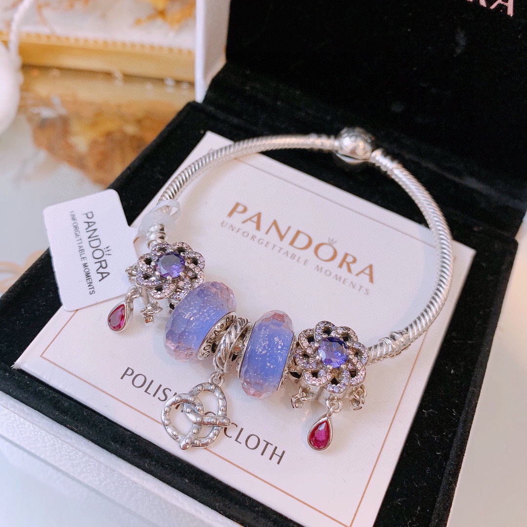 批165 七夕情人节礼物 不爆不上🔥潘多拉手链手镯Pandora 抖音网红 带货必选🐟 直播带货 高品质镶嵌工艺  佩戴码数手腕尺寸➕2cm ~3cm爆款官网同款 🎁2022新款🔥搭配潘多拉🌷🍃独家实拍。工厂直销一手货源！ 🔥足克足量，进口水钻全手工镶嵌💎限量出售 欢迎下单👏👏。尺寸16~21cm  每一颗配件都有其含义，证明出潘多拉手链是具有丰富的首饰内涵和艺术故事❕❕ 钻位清晰镶工是极好的丹麦高端材质和顶级银为原料。❗尺寸：16 17 18 19 20 21公分