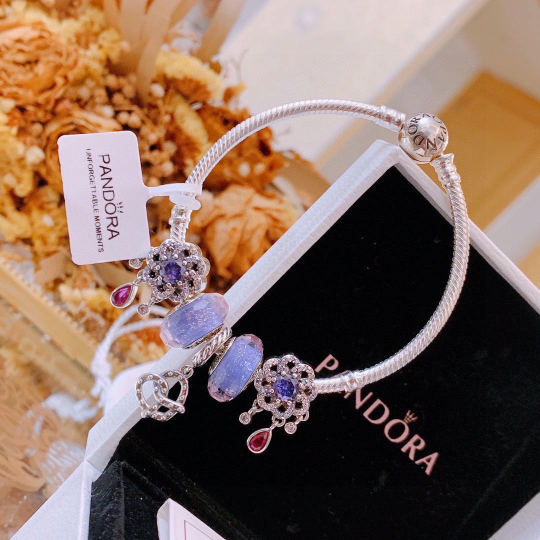 批165 七夕情人节礼物 不爆不上🔥潘多拉手链手镯Pandora 抖音网红 带货必选🐟 直播带货 高品质镶嵌工艺  佩戴码数手腕尺寸➕2cm ~3cm爆款官网同款 🎁2022新款🔥搭配潘多拉🌷🍃独家实拍。工厂直销一手货源！ 🔥足克足量，进口水钻全手工镶嵌💎限量出售 欢迎下单👏👏。尺寸16~21cm  每一颗配件都有其含义，证明出潘多拉手链是具有丰富的首饰内涵和艺术故事❕❕ 钻位清晰镶工是极好的丹麦高端材质和顶级银为原料。❗尺寸：16 17 18 19 20 21公分