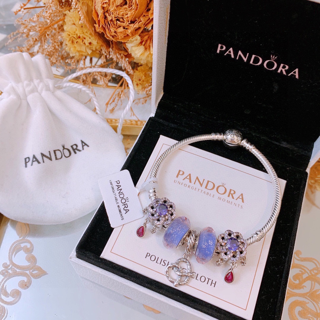 批165 七夕情人节礼物 不爆不上🔥潘多拉手链手镯Pandora 抖音网红 带货必选🐟 直播带货 高品质镶嵌工艺  佩戴码数手腕尺寸➕2cm ~3cm爆款官网同款 🎁2022新款🔥搭配潘多拉🌷🍃独家实拍。工厂直销一手货源！ 🔥足克足量，进口水钻全手工镶嵌💎限量出售 欢迎下单👏👏。尺寸16~21cm  每一颗配件都有其含义，证明出潘多拉手链是具有丰富的首饰内涵和艺术故事❕❕ 钻位清晰镶工是极好的丹麦高端材质和顶级银为原料。❗尺寸：16 17 18 19 20 21公分