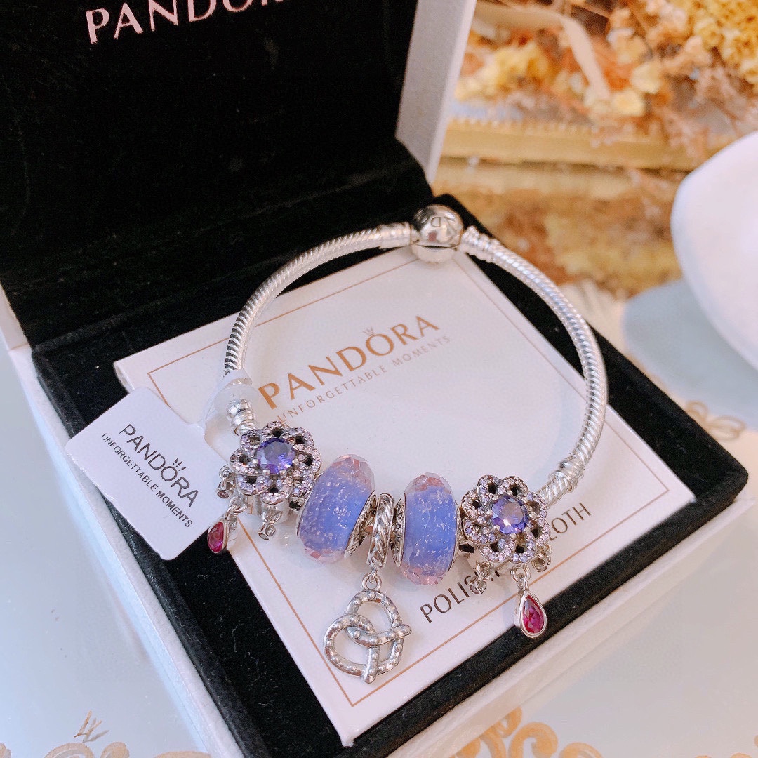 批165 七夕情人节礼物 不爆不上🔥潘多拉手链手镯Pandora 抖音网红 带货必选🐟 直播带货 高品质镶嵌工艺  佩戴码数手腕尺寸➕2cm ~3cm爆款官网同款 🎁2022新款🔥搭配潘多拉🌷🍃独家实拍。工厂直销一手货源！ 🔥足克足量，进口水钻全手工镶嵌💎限量出售 欢迎下单👏👏。尺寸16~21cm  每一颗配件都有其含义，证明出潘多拉手链是具有丰富的首饰内涵和艺术故事❕❕ 钻位清晰镶工是极好的丹麦高端材质和顶级银为原料。❗尺寸：16 17 18 19 20 21公分