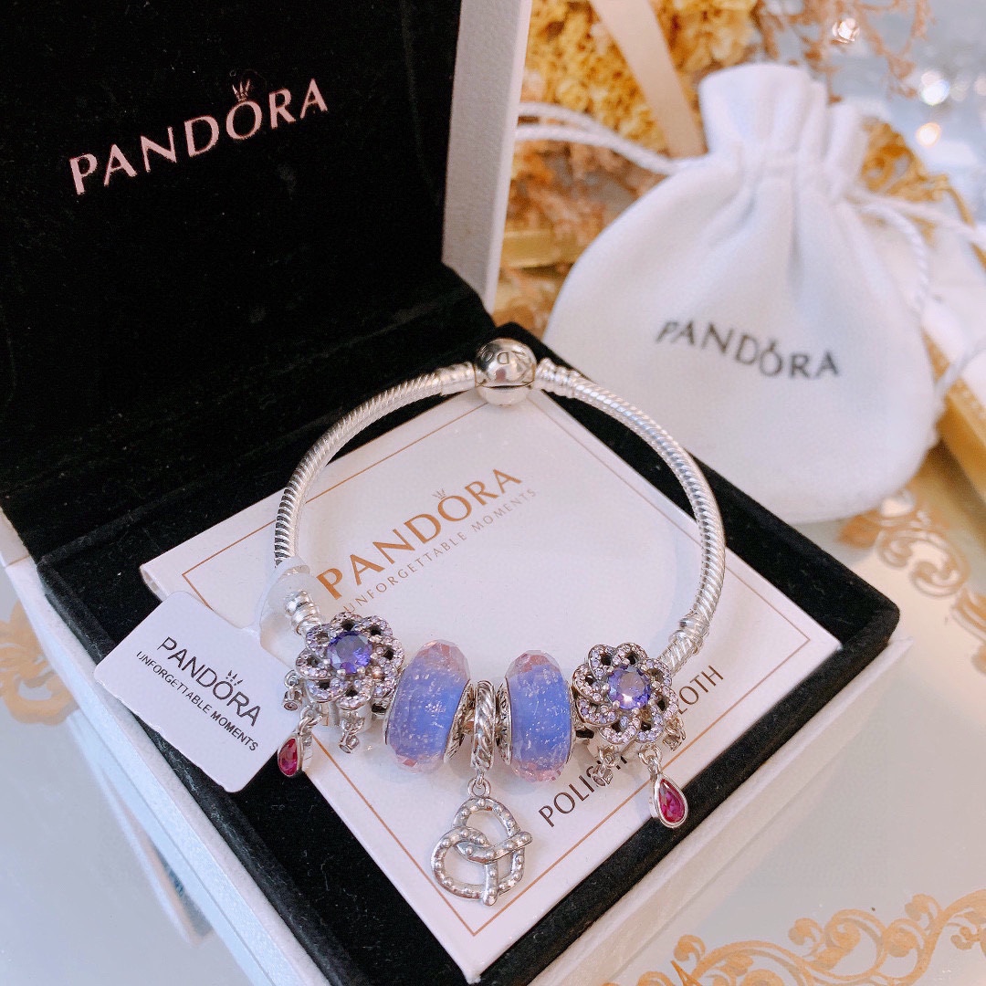 批165 七夕情人节礼物 不爆不上🔥潘多拉手链手镯Pandora 抖音网红 带货必选🐟 直播带货 高品质镶嵌工艺  佩戴码数手腕尺寸➕2cm ~3cm爆款官网同款 🎁2022新款🔥搭配潘多拉🌷🍃独家实拍。工厂直销一手货源！ 🔥足克足量，进口水钻全手工镶嵌💎限量出售 欢迎下单👏👏。尺寸16~21cm  每一颗配件都有其含义，证明出潘多拉手链是具有丰富的首饰内涵和艺术故事❕❕ 钻位清晰镶工是极好的丹麦高端材质和顶级银为原料。❗尺寸：16 17 18 19 20 21公分