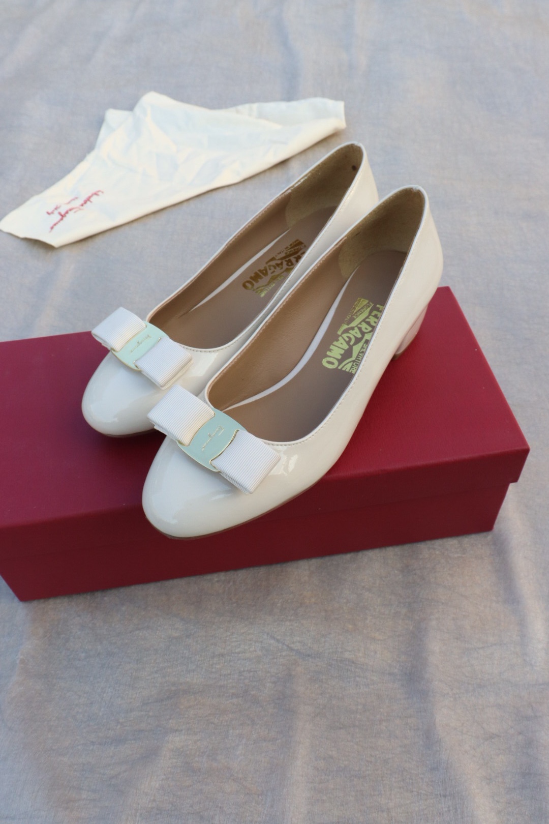 NO:235113,Salvatore Ferragamo SF classic style, pedicure style, super beautiful heel height 3cm [cloth buckle] Upper imported cow patent leather inner sheepskin footbed sheepskin size 35-39 standard size [Customized size 34, 40, 41] Rubber sole genuine leather sole.00, high heels single shoes, louis vuitton, ferragamo, ferragamo, high heels, sheepskin19860909Salvatore Ferragamo 菲拉格慕SF经典款, 修脚版型,上脚超美 跟高3cm【布扣】 鞋面进口牛漆皮 内里羊皮 垫脚羊皮 码数35-39标准码【可定做34,40,41码】 橡胶底  真皮底.00,高跟鞋单鞋,louis vuitton,ferragamo,ferragamo,high heels,sheepskin,Women's Shoes