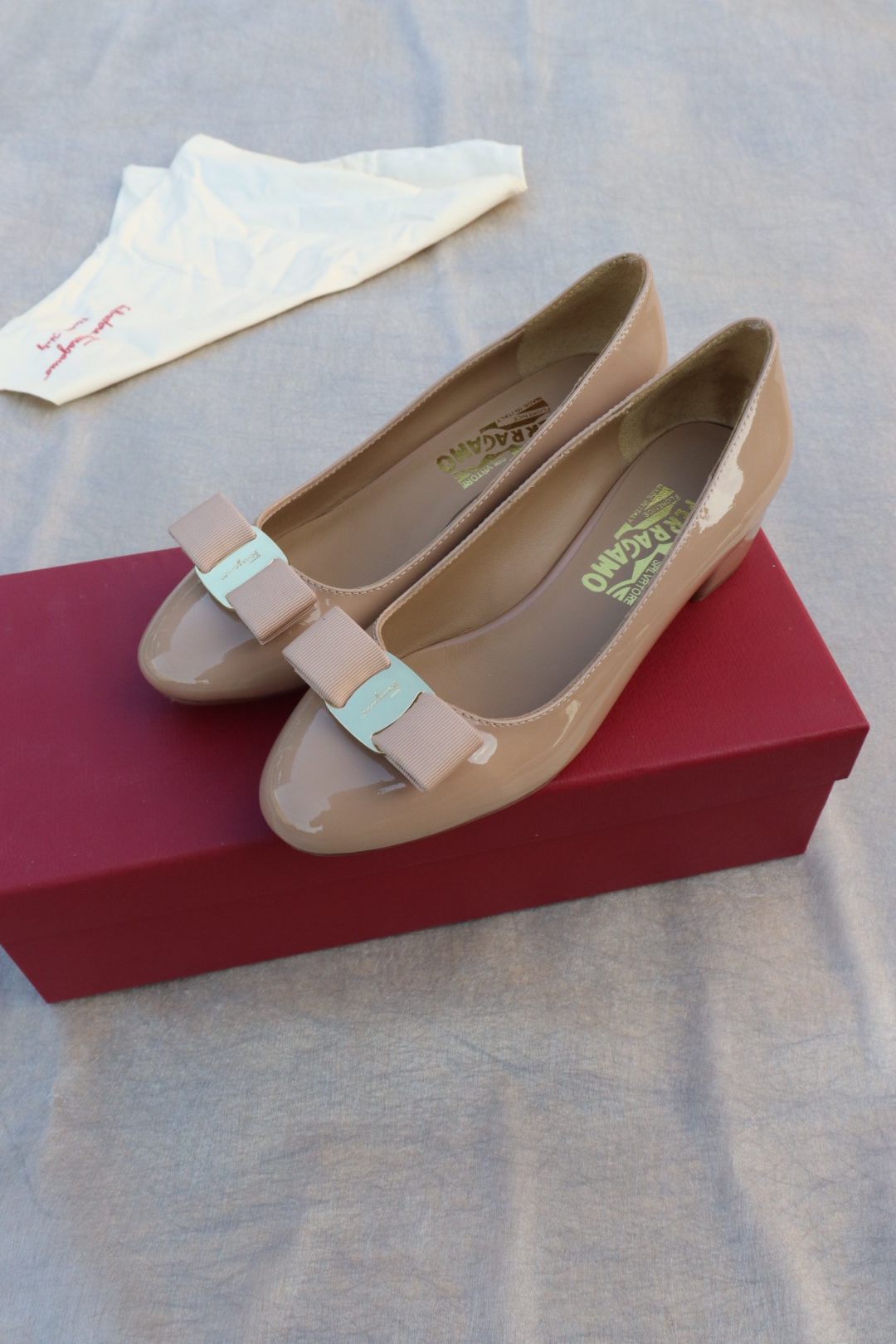 NO:235111,Salvatore Ferragamo SF classic style, pedicure style, super beautiful heel height 3cm [cloth buckle] Upper imported cow patent leather inner sheepskin footbed sheepskin size 35-39 standard size [Customized size 34, 40, 41] Rubber sole genuine leather sole.00, high heels single shoes, louis vuitton, ferragamo, ferragamo, high heels, sheepskin19860909Salvatore Ferragamo 菲拉格慕SF经典款, 修脚版型,上脚超美 跟高3cm【布扣】 鞋面进口牛漆皮 内里羊皮 垫脚羊皮 码数35-39标准码【可定做34,40,41码】 橡胶底  真皮底.00,高跟鞋单鞋,louis vuitton,ferragamo,ferragamo,high heels,sheepskin,Women's Shoes