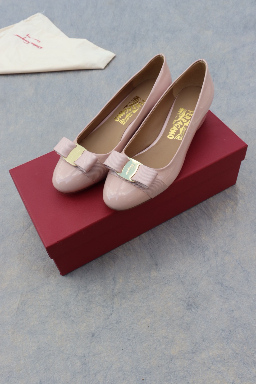 NO:235108,Salvatore Ferragamo SF classic model, pedicure style, super beautiful heel height 3cm [classic cloth buckle] Upper imported cow patent leather inner sheepskin footbed sheepskin size 35-39 standard size [Customized size 34, 40, 41] Rubber sole genuine leather sole.00, high heels single shoes, louis vuitton, ferragamo, ferragamo, high heels, sheepskin19860909Salvatore Ferragamo 菲拉格慕SF经典款, 修脚版型,上脚超美 跟高3cm【经典布扣】 鞋面进口牛漆皮 内里羊皮 垫脚羊皮 码数35-39标准码【可定做34,40,41码】 橡胶底  真皮底.00,高跟鞋单鞋,louis vuitton,ferragamo,ferragamo,high heels,sheepskin,Women's Shoes