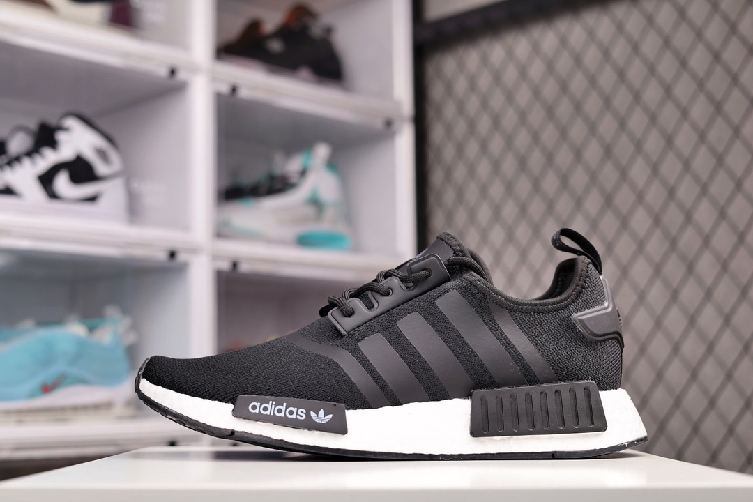 G0 纯原真爆  Adidas Boost NMD R1 经典跑鞋系列全新配色 弹力针织鞋面 纯原高弹BOOST颗粒大底 缓震性能卓越 体质轻盈且抗冲击 整双鞋子的透气性和舒适度完美