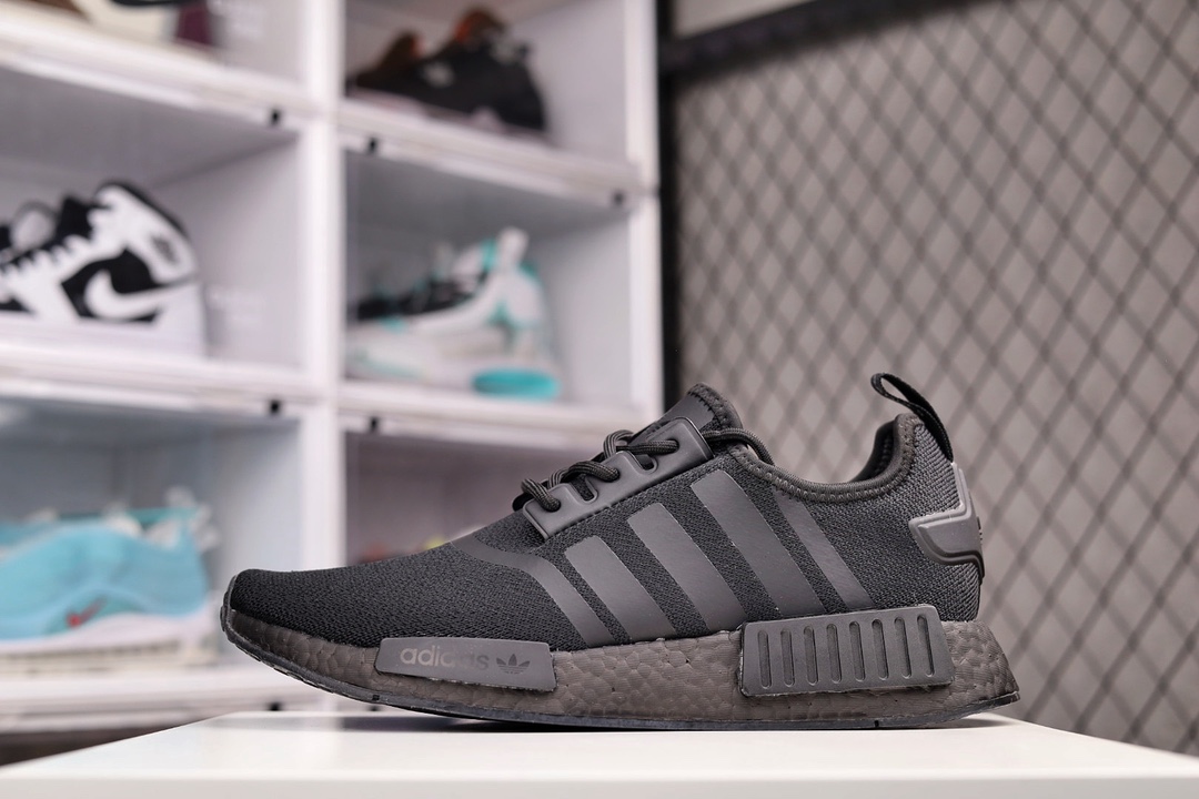 G0 纯原真爆  Adidas Boost NMD R1 经典跑鞋系列全新配色 弹力针织鞋面 纯原高弹BOOST颗粒大底 缓震性能卓越 体质轻盈且抗冲击 整双鞋子的透气性和舒适度完美