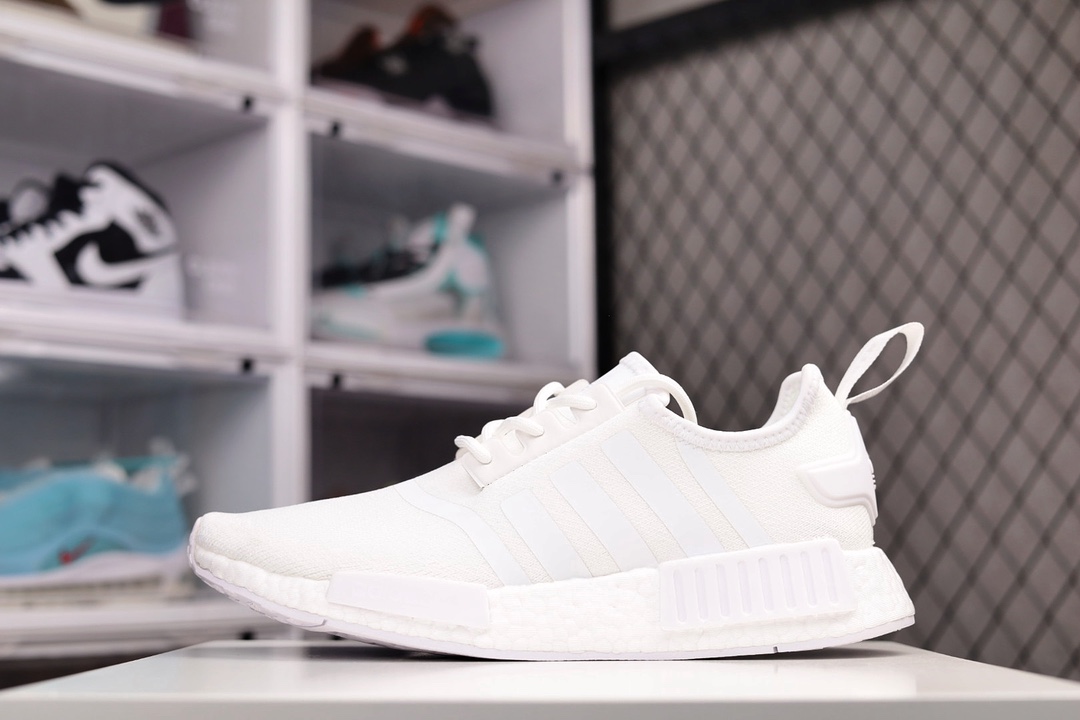 G0 纯原真爆  Adidas Boost NMD R1 经典跑鞋系列全新配色 弹力针织鞋面 纯原高弹BOOST颗粒大底 缓震性能卓越 体质轻盈且抗冲击 整双鞋子的透气性和舒适度完美