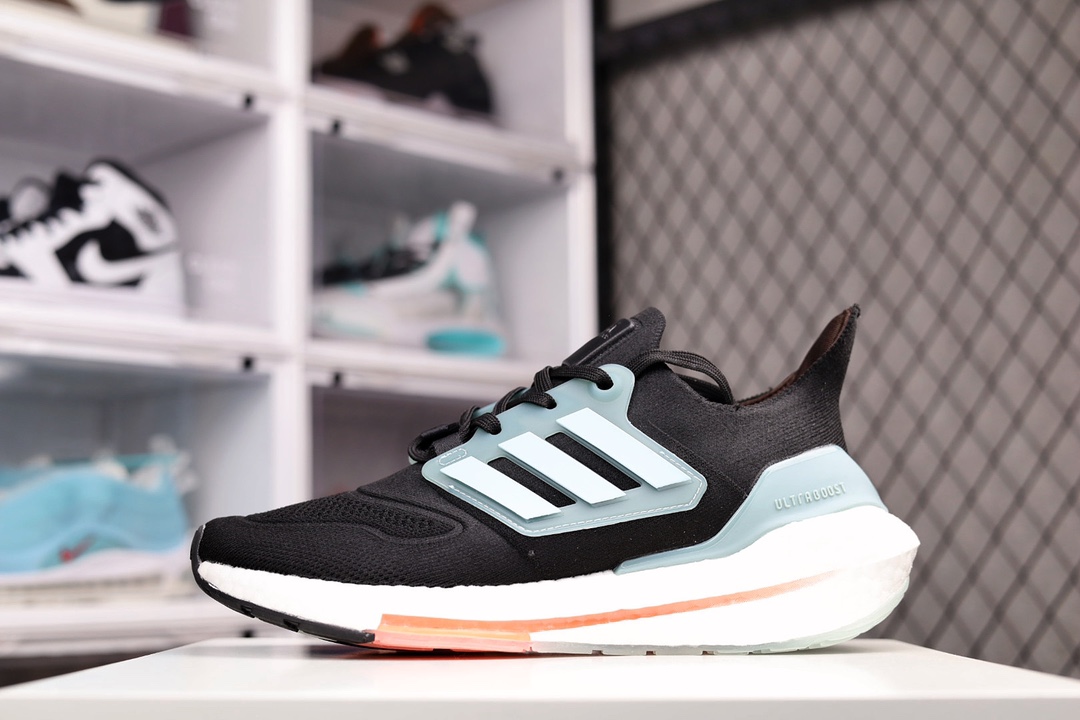 H0 Adidas UltraBoost 21 加厚爆米花袜套式针织鞋面休闲运动慢跑鞋。公司级真标真爆材质全新鞋面缝线补强Torsion Spring 抗扭转系统 UB 21依旧采用了针织鞋面的设计，但是鞋面的设计语言却并不单调。半透明的鞋面，以及前掌附近的纹路图案，还有在鞋面上的点缀设计。特别是这个上翘的“后臀”，着实惹人“扎眼”。 在“时尚”和“运动”这两种概念的结合中，阿迪达斯的设计理念依然可以说是走在世界前列的。即将推出的Ultra Boost 21更是以更高性能的工程设计，回归UB的根基