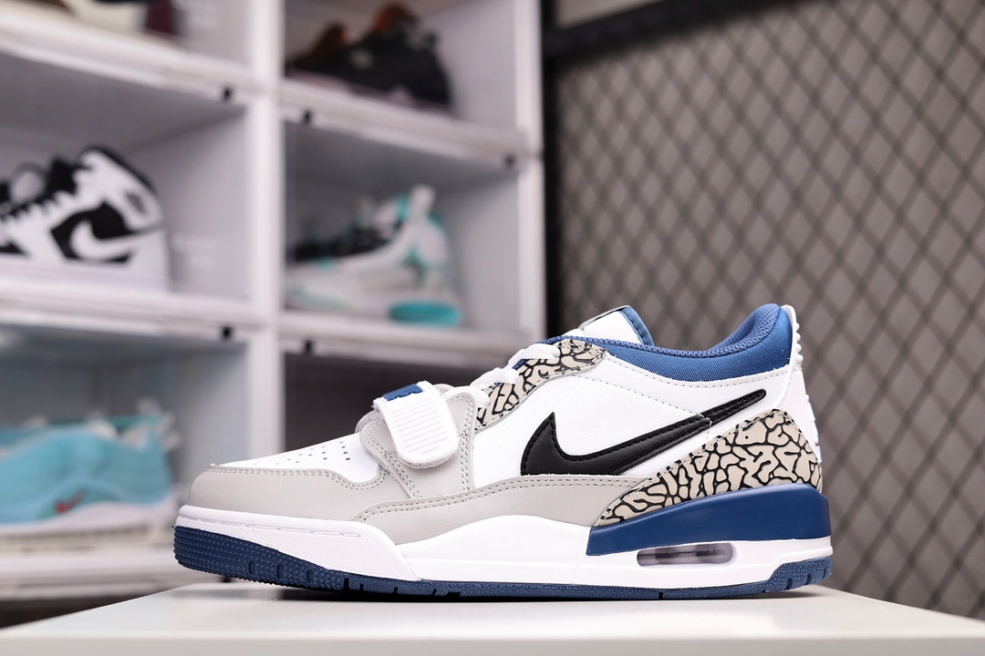 H0 Air Jordan Legacy 312 Low 乔丹三合一有着交错结合的设计，它的名字就展现出它所包含的鞋款元素，312 分别对应了 Air Jordan 3、Air Jordan 1 和 Air Trainer 2，将这三双经典又有不俗人气的鞋款融合，“最强三合一” 的名称由此得来