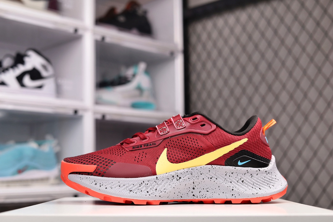 G0 公司级耐克 Zoom Pegasus Trail 3 飞马越野跑鞋 依旧采用Nike React缓冲垫，封装的Zoom Air和Pegasus Trail 2的外底胎面透气的网眼与覆盖层搭配，经过重新加工，提高了耐用性，改善了锁定效果。