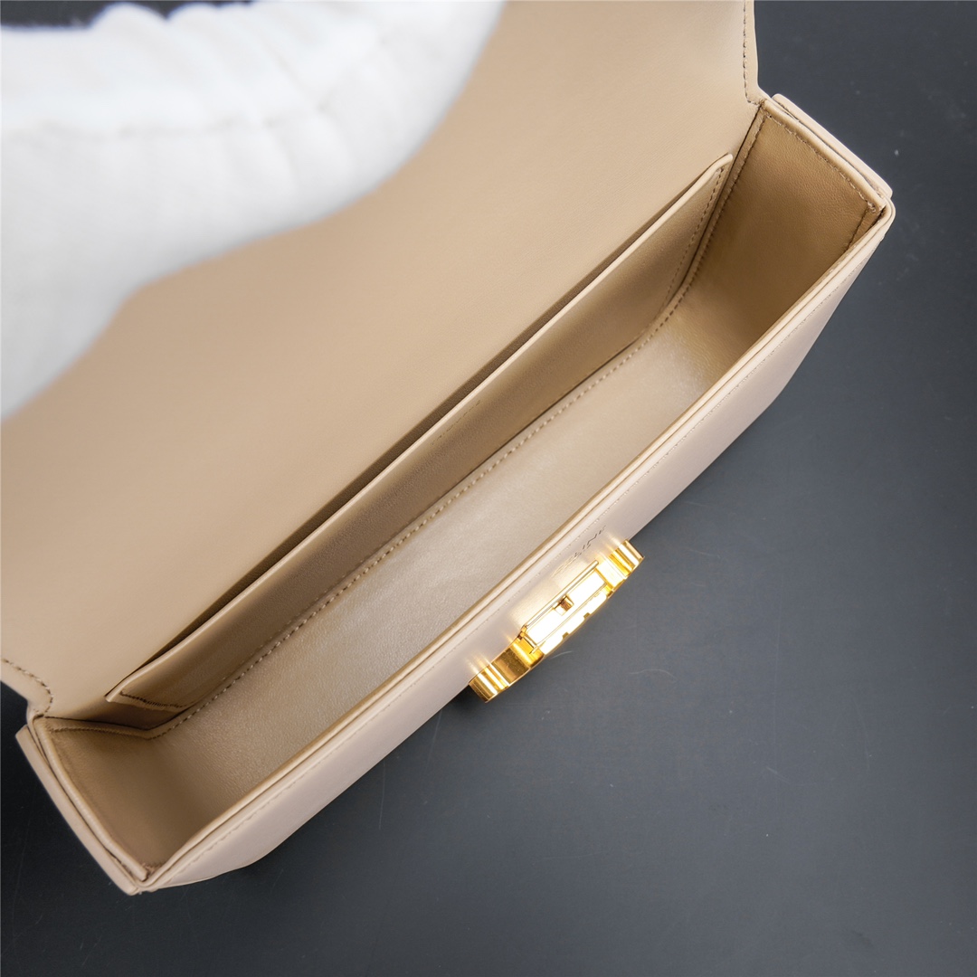 链条⛓️腋下包手搓纹小牛皮链条肩背包8 X 4 X 2英寸(20.5 X 10.5 X 4厘米)TRIO