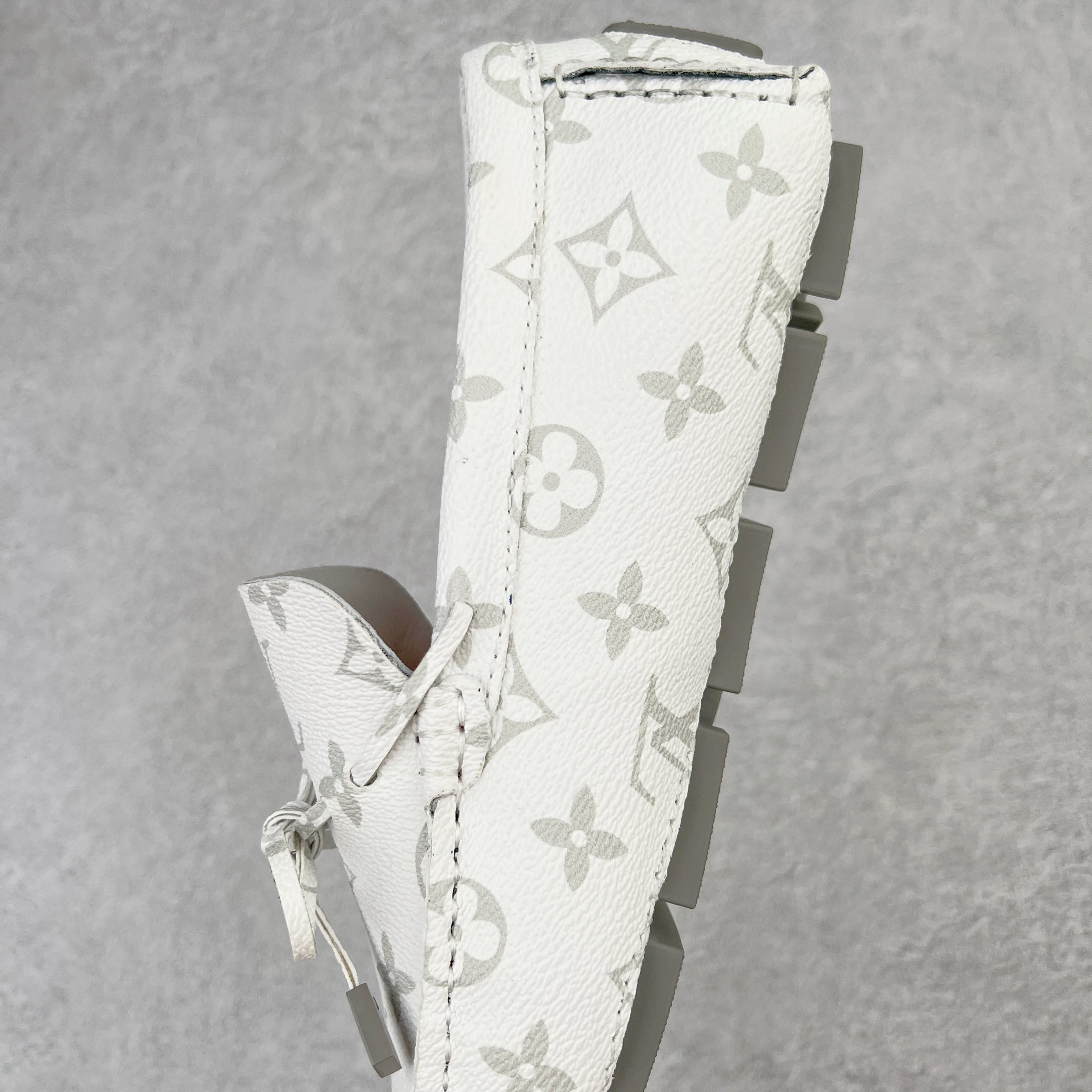 图片[7]-路易威登Louis Vuitton Driver lv驾驶系列商务休闲懒人平底乐福莫卡辛豆豆鞋 LV Driver 莫卡辛鞋是 Virgil Abloh 设计的首款驾驶鞋。Monogram 粒面牛皮革结合鞋舌与鞋帮一体式构造，轻盈柔软。手缝鞋面延续传统工艺。外底的橡胶垫和鞋带的 LV 字母端头注入明亮色彩。详细特征 Monogram 粒面牛皮革 手工缝纫鞋面 鞋舌与鞋帮一体式构造 大号橡胶垫外底 鞋带端头饰有 LV 字母 外底底部饰有 Monogram 图案 尺码：38-44-选品中心