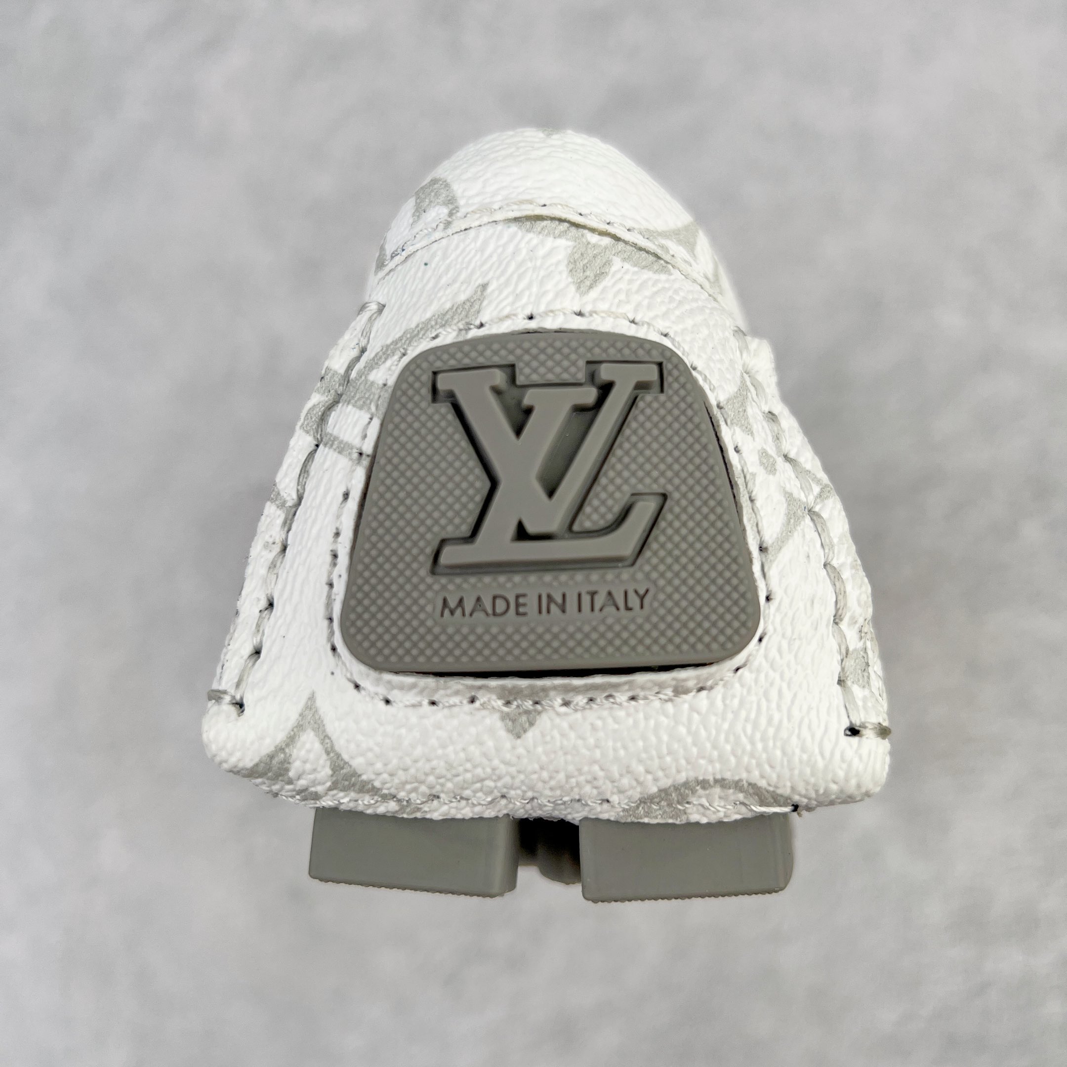 图片[8]-路易威登Louis Vuitton Driver lv驾驶系列商务休闲懒人平底乐福莫卡辛豆豆鞋 LV Driver 莫卡辛鞋是 Virgil Abloh 设计的首款驾驶鞋。Monogram 粒面牛皮革结合鞋舌与鞋帮一体式构造，轻盈柔软。手缝鞋面延续传统工艺。外底的橡胶垫和鞋带的 LV 字母端头注入明亮色彩。详细特征 Monogram 粒面牛皮革 手工缝纫鞋面 鞋舌与鞋帮一体式构造 大号橡胶垫外底 鞋带端头饰有 LV 字母 外底底部饰有 Monogram 图案 尺码：38-44-选品中心