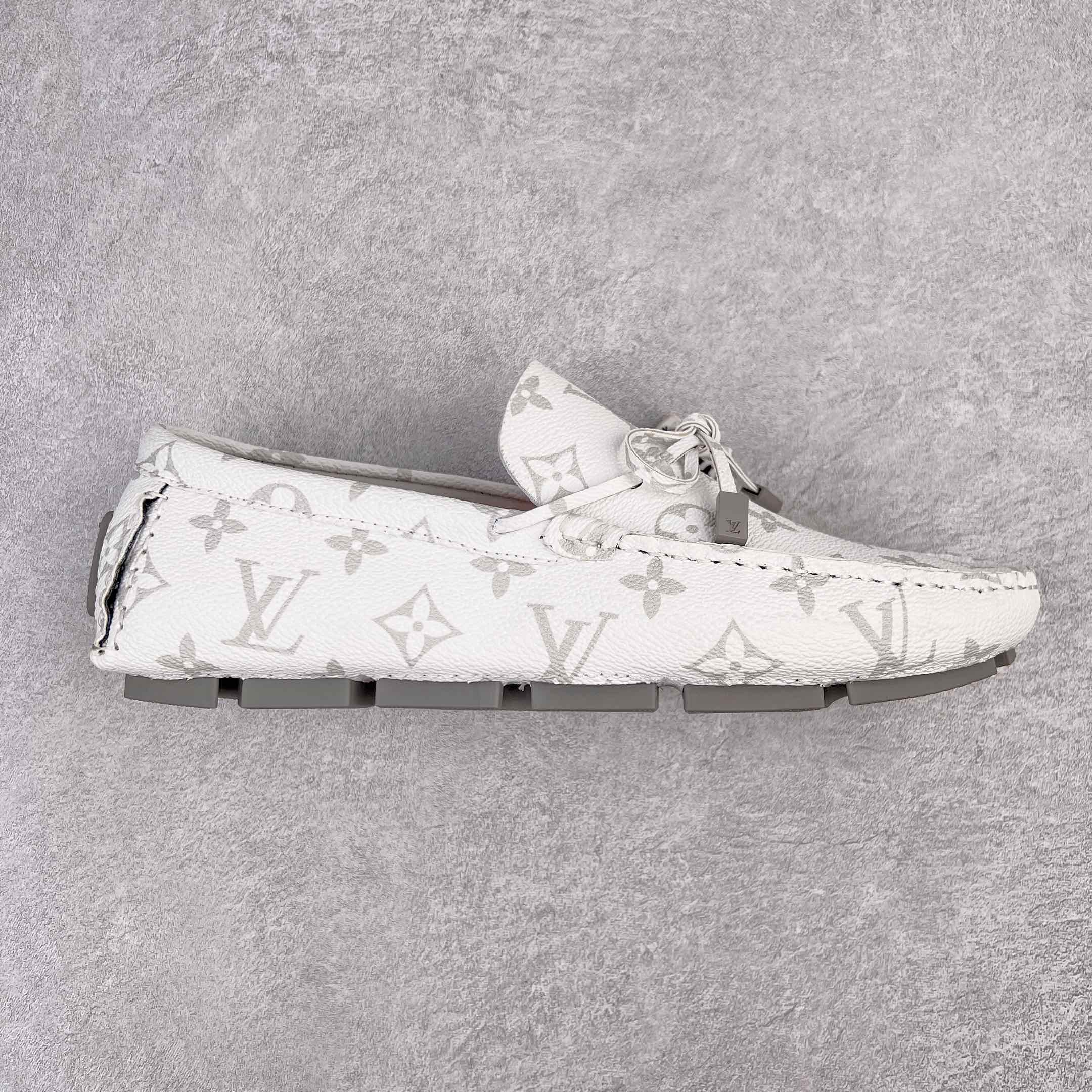 路易威登Louis Vuitton Driver lv驾驶系列商务休闲懒人平底乐福莫卡辛豆豆鞋 LV Driver 莫卡辛鞋是 Virgil Abloh 设计的首款驾驶鞋。Monogram 粒面牛皮革结合鞋舌与鞋帮一体式构造，轻盈柔软。手缝鞋面延续传统工艺。外底的橡胶垫和鞋带的 LV 字母端头注入明亮色彩。详细特征 Monogram 粒面牛皮革 手工缝纫鞋面 鞋舌与鞋帮一体式构造 大号橡胶垫外底 鞋带端头饰有 LV 字母 外底底部饰有 Monogram 图案 尺码：38-44-选品中心