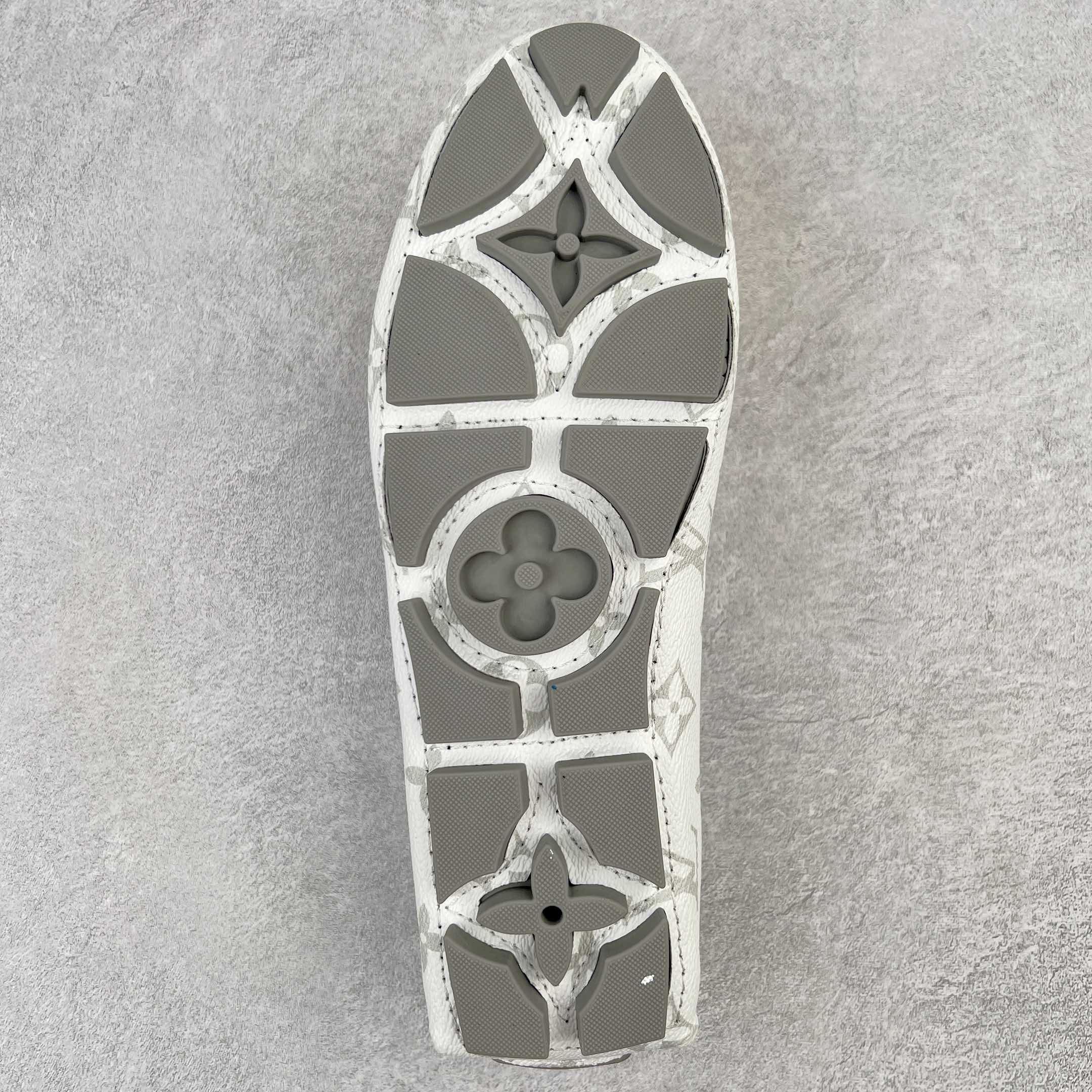 图片[9]-路易威登Louis Vuitton Driver lv驾驶系列商务休闲懒人平底乐福莫卡辛豆豆鞋 LV Driver 莫卡辛鞋是 Virgil Abloh 设计的首款驾驶鞋。Monogram 粒面牛皮革结合鞋舌与鞋帮一体式构造，轻盈柔软。手缝鞋面延续传统工艺。外底的橡胶垫和鞋带的 LV 字母端头注入明亮色彩。详细特征 Monogram 粒面牛皮革 手工缝纫鞋面 鞋舌与鞋帮一体式构造 大号橡胶垫外底 鞋带端头饰有 LV 字母 外底底部饰有 Monogram 图案 尺码：38-44-选品中心