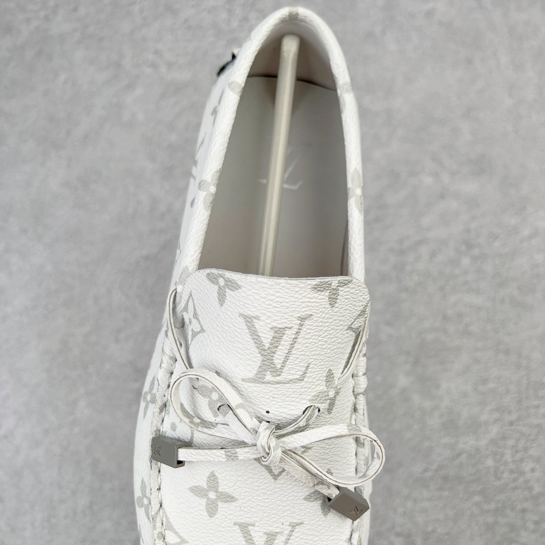 图片[5]-路易威登Louis Vuitton Driver lv驾驶系列商务休闲懒人平底乐福莫卡辛豆豆鞋 LV Driver 莫卡辛鞋是 Virgil Abloh 设计的首款驾驶鞋。Monogram 粒面牛皮革结合鞋舌与鞋帮一体式构造，轻盈柔软。手缝鞋面延续传统工艺。外底的橡胶垫和鞋带的 LV 字母端头注入明亮色彩。详细特征 Monogram 粒面牛皮革 手工缝纫鞋面 鞋舌与鞋帮一体式构造 大号橡胶垫外底 鞋带端头饰有 LV 字母 外底底部饰有 Monogram 图案 尺码：38-44-选品中心