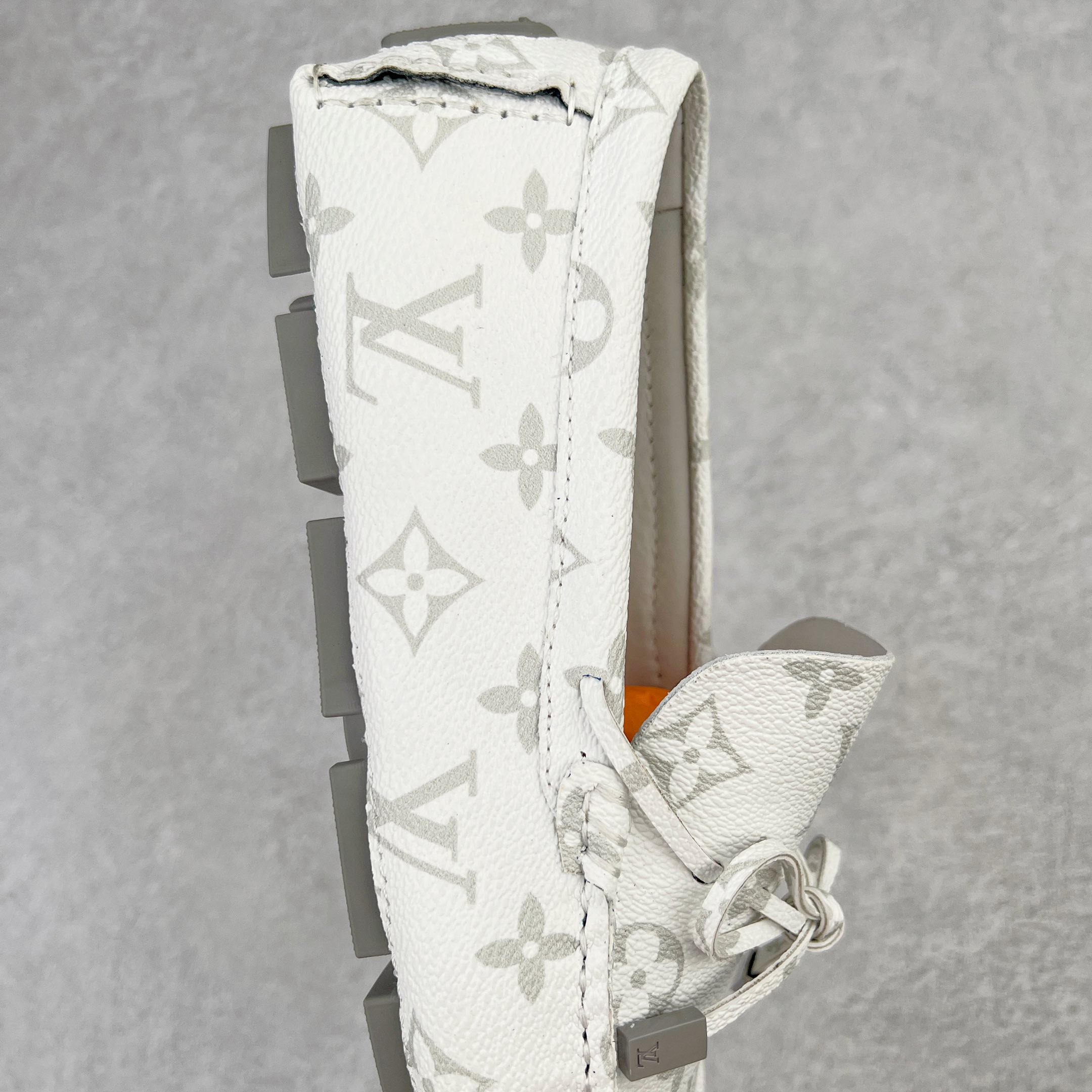 图片[6]-路易威登Louis Vuitton Driver lv驾驶系列商务休闲懒人平底乐福莫卡辛豆豆鞋 LV Driver 莫卡辛鞋是 Virgil Abloh 设计的首款驾驶鞋。Monogram 粒面牛皮革结合鞋舌与鞋帮一体式构造，轻盈柔软。手缝鞋面延续传统工艺。外底的橡胶垫和鞋带的 LV 字母端头注入明亮色彩。详细特征 Monogram 粒面牛皮革 手工缝纫鞋面 鞋舌与鞋帮一体式构造 大号橡胶垫外底 鞋带端头饰有 LV 字母 外底底部饰有 Monogram 图案 尺码：38-44-选品中心