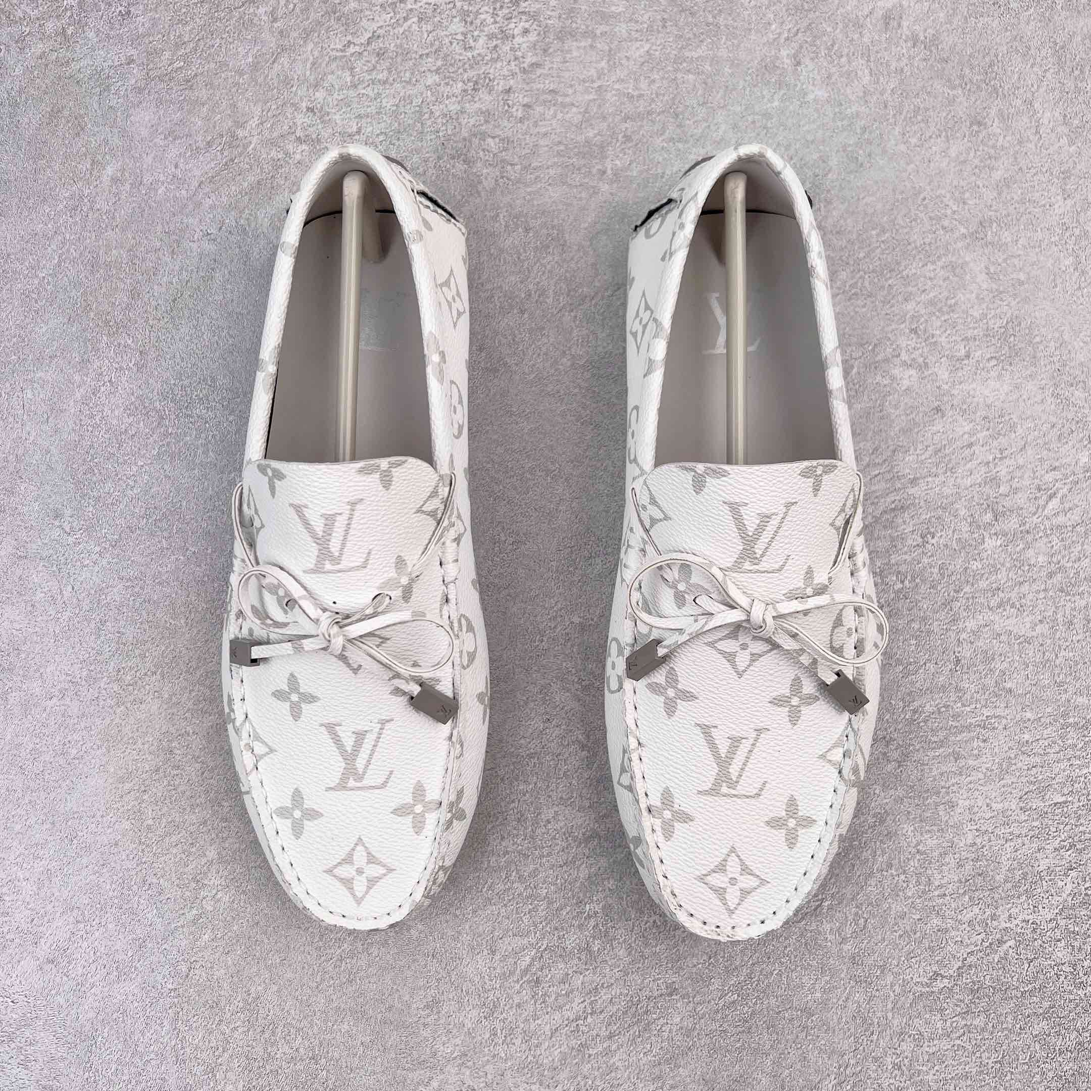 图片[2]-路易威登Louis Vuitton Driver lv驾驶系列商务休闲懒人平底乐福莫卡辛豆豆鞋 LV Driver 莫卡辛鞋是 Virgil Abloh 设计的首款驾驶鞋。Monogram 粒面牛皮革结合鞋舌与鞋帮一体式构造，轻盈柔软。手缝鞋面延续传统工艺。外底的橡胶垫和鞋带的 LV 字母端头注入明亮色彩。详细特征 Monogram 粒面牛皮革 手工缝纫鞋面 鞋舌与鞋帮一体式构造 大号橡胶垫外底 鞋带端头饰有 LV 字母 外底底部饰有 Monogram 图案 尺码：38-44-选品中心