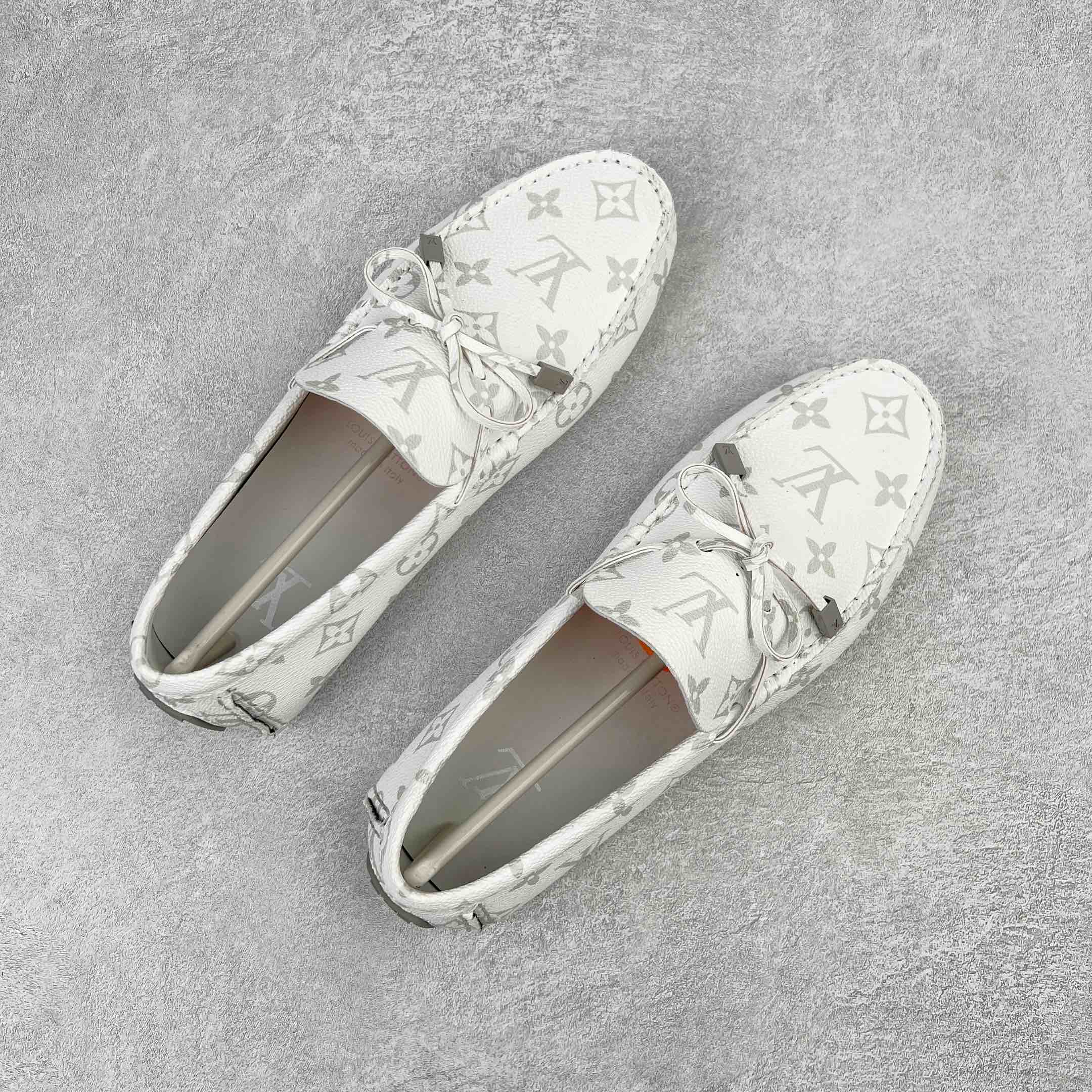 图片[3]-路易威登Louis Vuitton Driver lv驾驶系列商务休闲懒人平底乐福莫卡辛豆豆鞋 LV Driver 莫卡辛鞋是 Virgil Abloh 设计的首款驾驶鞋。Monogram 粒面牛皮革结合鞋舌与鞋帮一体式构造，轻盈柔软。手缝鞋面延续传统工艺。外底的橡胶垫和鞋带的 LV 字母端头注入明亮色彩。详细特征 Monogram 粒面牛皮革 手工缝纫鞋面 鞋舌与鞋帮一体式构造 大号橡胶垫外底 鞋带端头饰有 LV 字母 外底底部饰有 Monogram 图案 尺码：38-44-选品中心