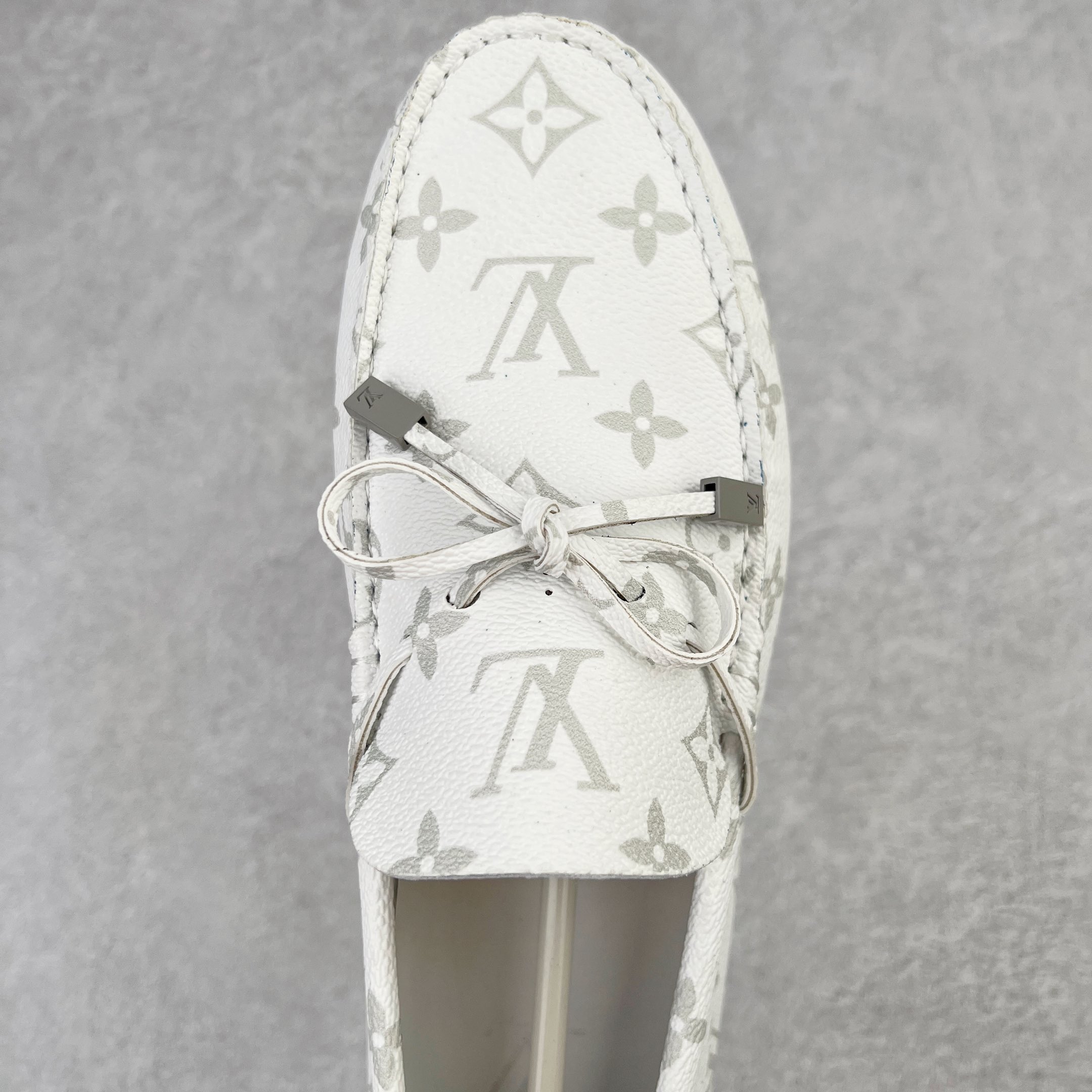 图片[4]-路易威登Louis Vuitton Driver lv驾驶系列商务休闲懒人平底乐福莫卡辛豆豆鞋 LV Driver 莫卡辛鞋是 Virgil Abloh 设计的首款驾驶鞋。Monogram 粒面牛皮革结合鞋舌与鞋帮一体式构造，轻盈柔软。手缝鞋面延续传统工艺。外底的橡胶垫和鞋带的 LV 字母端头注入明亮色彩。详细特征 Monogram 粒面牛皮革 手工缝纫鞋面 鞋舌与鞋帮一体式构造 大号橡胶垫外底 鞋带端头饰有 LV 字母 外底底部饰有 Monogram 图案 尺码：38-44-选品中心