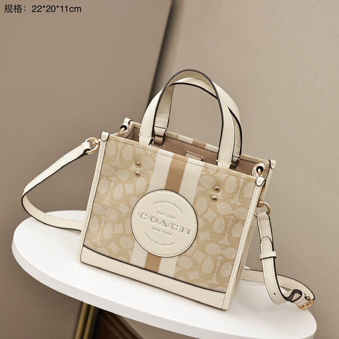 蔻驰Dempsey22托特包💰220 顶级原单/细节完美 材质是织布拼牛皮,出门拎在手上非常的轻便,颜色极具清新氛围,实用与美观兼具的包包。 规格:22*20*11cm