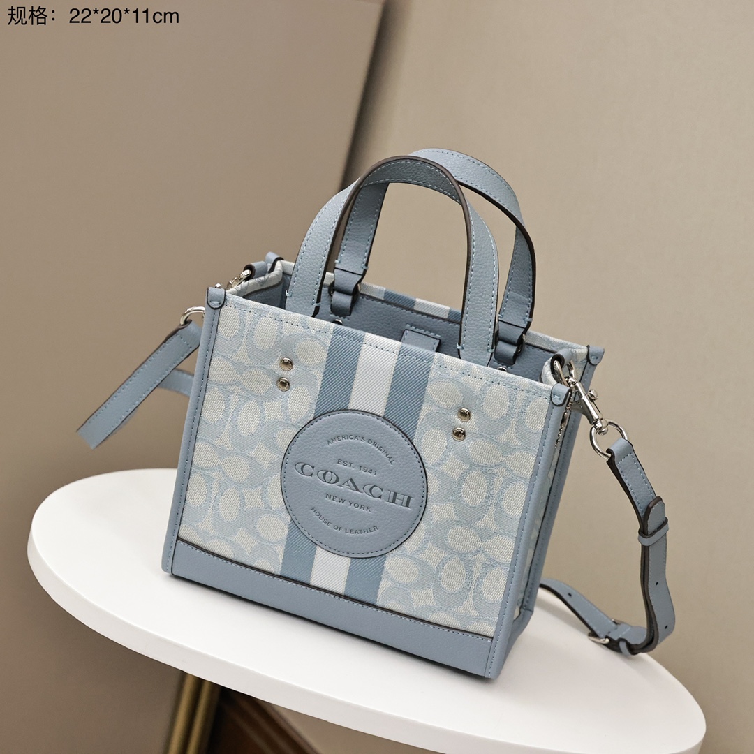 蔻驰Dempsey22托特包💰220 顶级原单/细节完美 材质是织布拼牛皮,出门拎在手上非常的轻便,颜色极具清新氛围,实用与美观兼具的包包。 规格:22*20*11cm