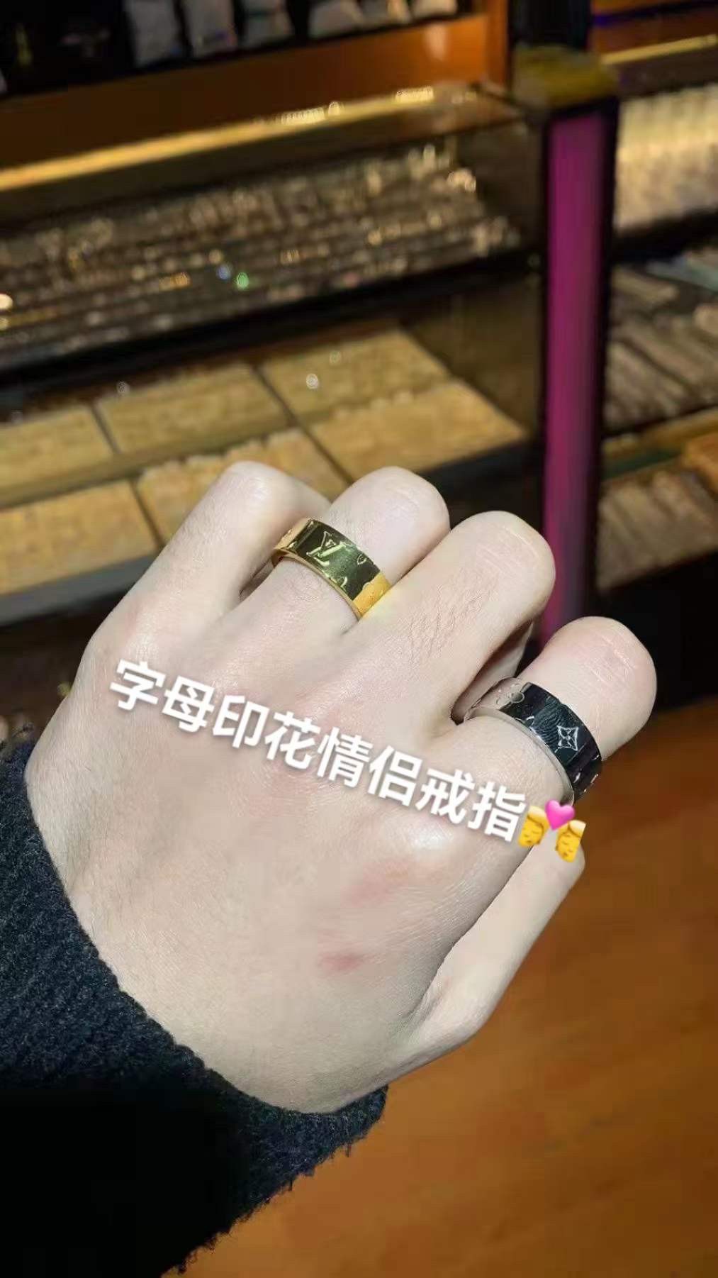 NO:102567,Louis Vuitton Silver/Gold color masterbatch Love ring couple finger LV Catch Ring Heart-Crafted LV letters and Monogram flowers, see Luzheng Yiwei's exquisite craftsmanship. Different from the color, simple structure and polishing effect, and fine texture. US code 6-7-8-9-10, self-real photo reference, Lv ring, louis vuitton, louis vuitton, ring19860909Louis Vuitton 银色/金字色母印花 情戒侣指 LV Catch 戒指心匠镂刻 LV 字母和Monogram 花卉,见路证易威的登精湛工艺.别光样彩,简构约型和光抛效果再细添腻质感. 美码6-7-8-9-10码、自实家拍图参考,Lv戒指,louis vuitton,louis vuitton,ring,Jewelry
