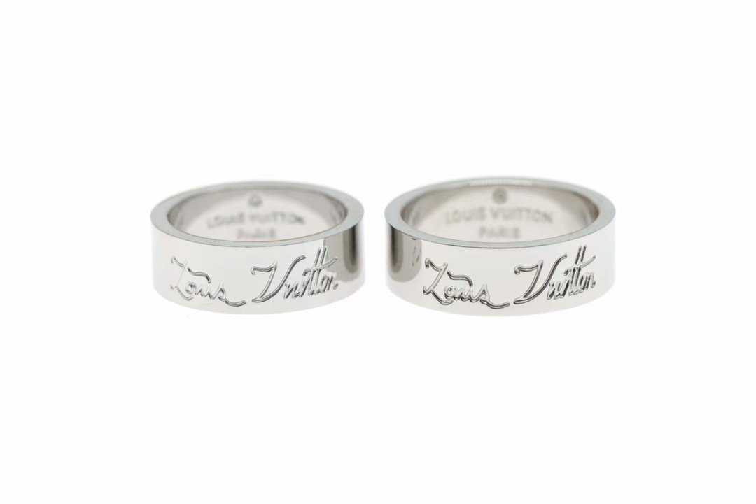 NO:361330,Louis Vuitton Silver letter signature print Couple ring YOU AND ME Couple ring pair ring Unique design gives people a sense of novelty, with classic old flowers embellishing Louis Vuitton's classic brand logo. The design of English letters is more fashionable and fashionable, the counter synchronizes the latest pair rings, wide and narrow versions are available, and the reference of the home details is real. US code 6-7-8-9-10. Spot, Lv ring, louis vuitton, louis vuitton, louis vuitton, louis vuitton, ring19860909Louis Vuitton 银色字母签名印花 情侣戒指 YOU AND ME 情侣戒指对戒 独特的设计给人新颖之感,满圈的经典老花点缀路易威登的经典品牌标志.英文字母的设计更有时尚潮流美感,专柜同步最新款对戒, 宽窄版可选,自家细节实拍参考 美码6-7-8-9-10码 现货,Lv戒指,louis vuitton,louis vuitton,louis vuitton,ring,Jewelry
