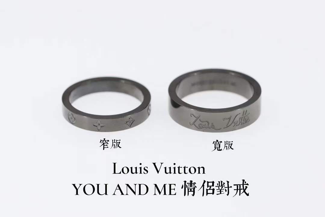 NO:100885,Recommended Valentine's Day gifts Louis Vuitton You And Me Signature Love Ring Couple Finger Unique Special Gun Color Design gives people a sense of novelty, full circle of classic old dots and flowers embellish Louis Vuit's classic brand logo. The English letters have a more fashionable and fashionable aesthetic design, specialized in the cabinet to be the latest pairing ring, wide and narrow version selection, and the details of the home details are referenced. US code 6-7-8-9-10. Spot, Lv ring, louis vuitton, louis vuitton, louis vuitton, louis vuitton, ring19860909情人节礼物推荐款 Louis Vuitton You And Me签名 情戒侣指 独的特枪色计设给人颖新之感,满的圈经典老点花缀路易威的登经典品牌标志.英字文母的设计有更时尚潮流美感,专同柜步最新对款戒, 宽窄可版选,自家节细实拍参考 美码6-7-8-9-10码 现货,Lv戒指,louis vuitton,louis vuitton,louis vuitton,ring,Jewelry