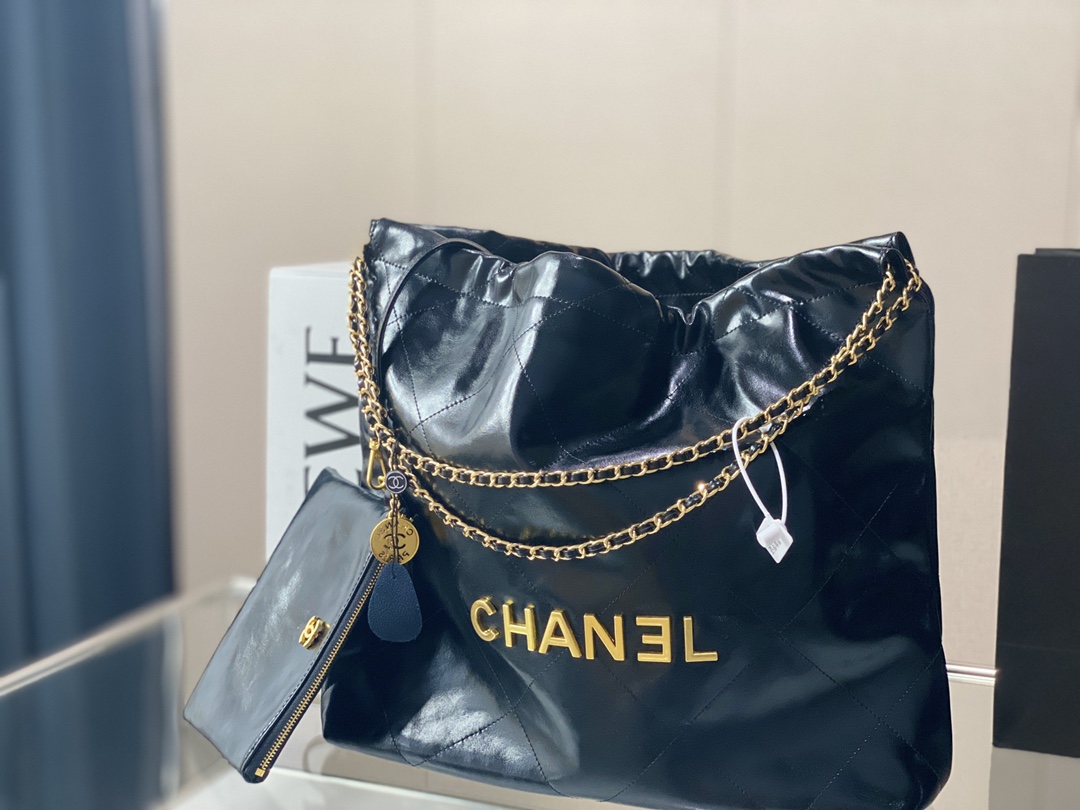 K0 香奈儿2022春夏包包 油蜡皮购物袋 尺寸: 36*36cm 画重点!!轻便颜值又高，简直是出街摆拍神器!尤其推荐入手缤纷的颜色，和这个灿烂的季节最match!死亡芭比粉注意不是那个珊瑚粉噢和温柔香芋紫宋茜女神同款真的是超美腻超仙女，而新上 市的海军蓝，更是将大气又复古的chanel vintage演绎地淋漓尽致!